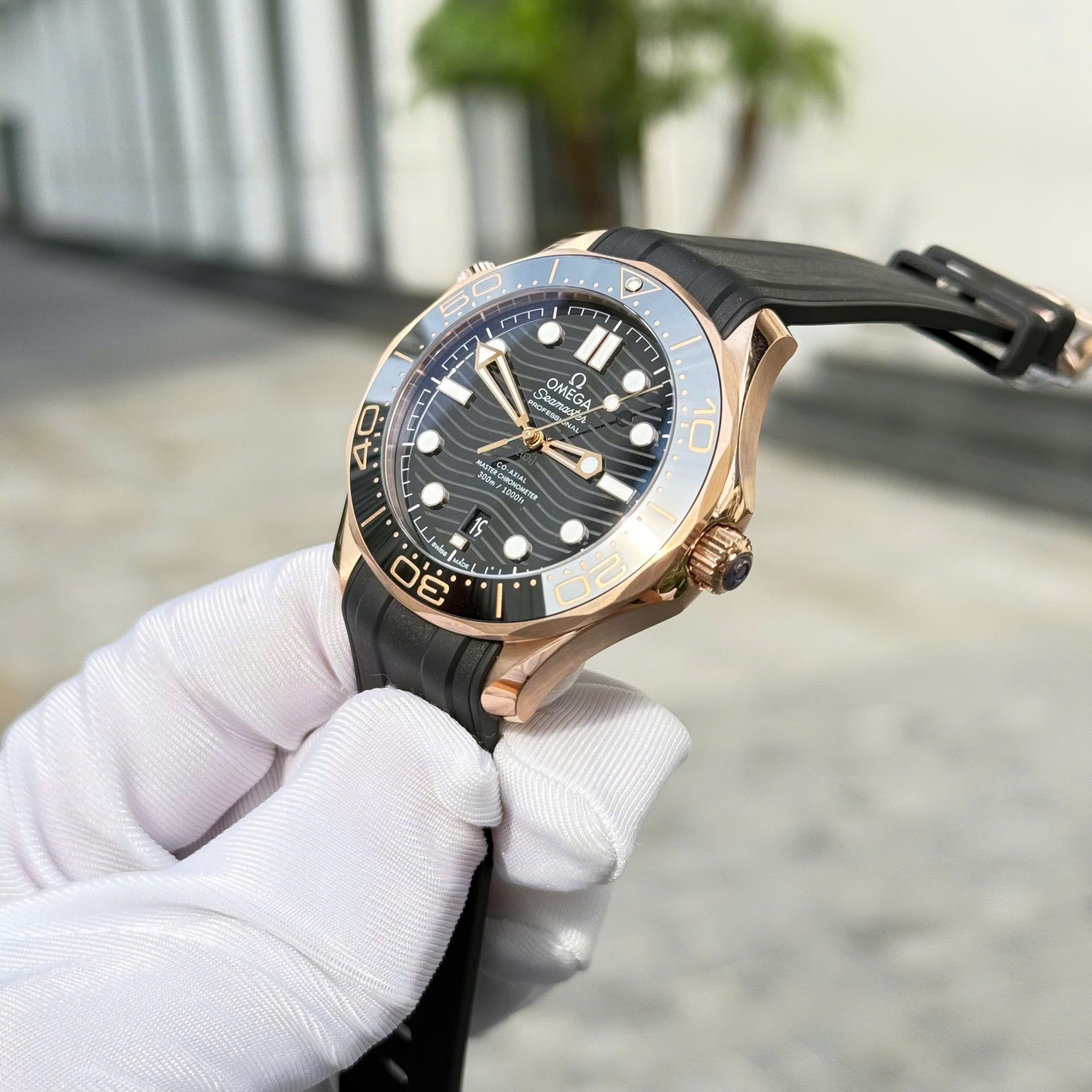 Omega High End Watch Replicas Seamaster Diver 300M Sedna™ Black Rubber Strap VS Factory 42mm