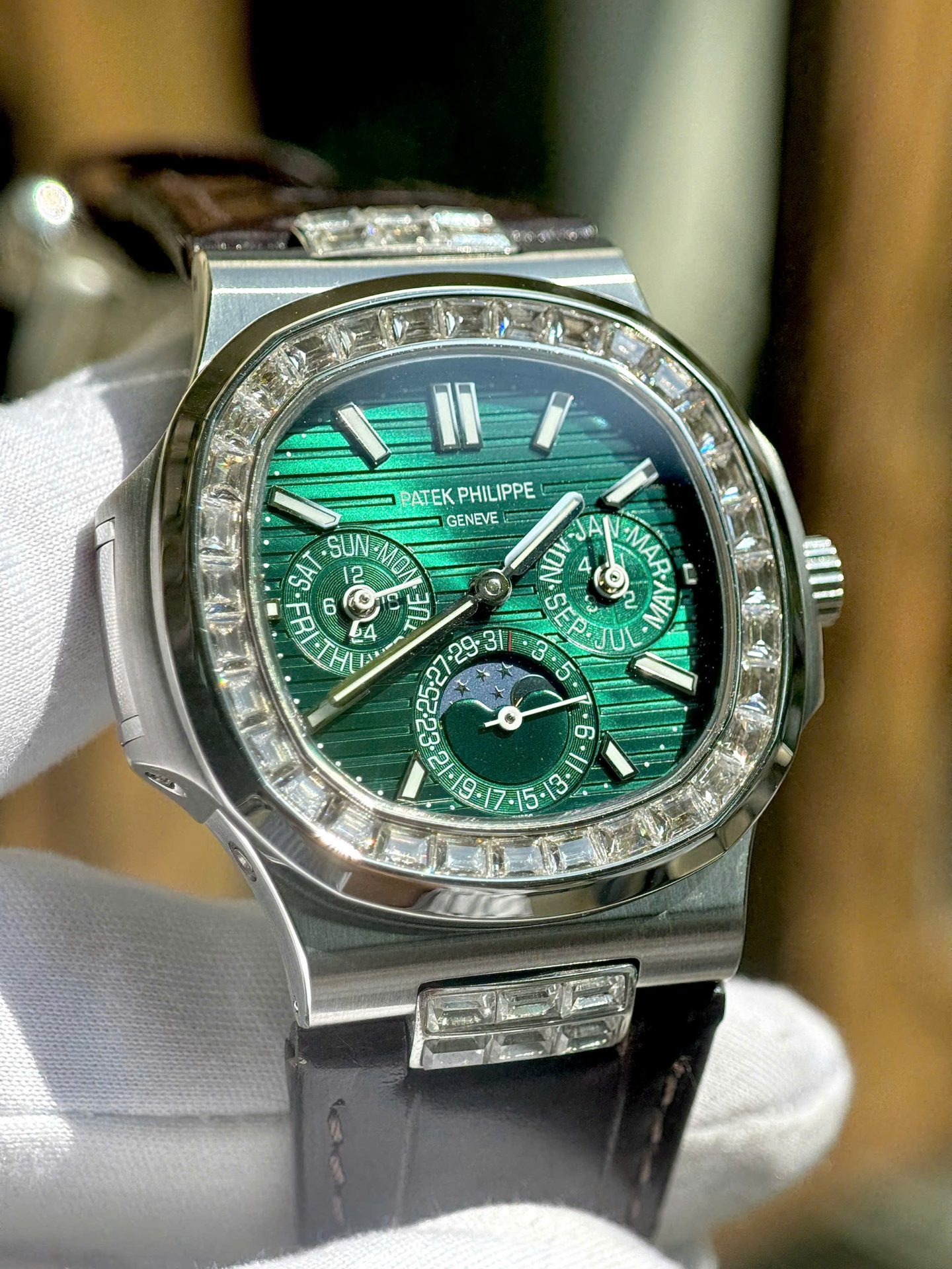 Patek Philippe High End Watch Replicas Nautilus 5740G Diamond   Green Dial Best Quality 40mm