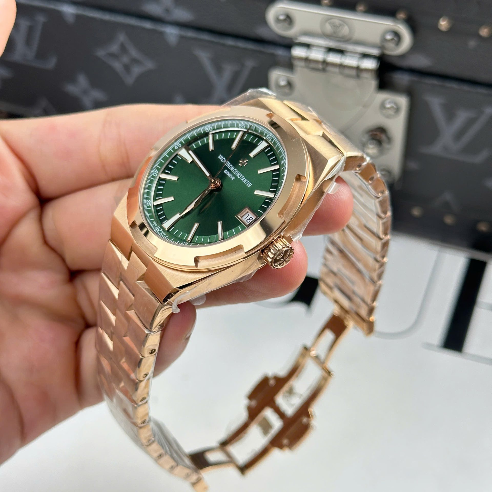 Vacheron Constantin Best Copies Watch Overseas 4500V Dial Green 41mm