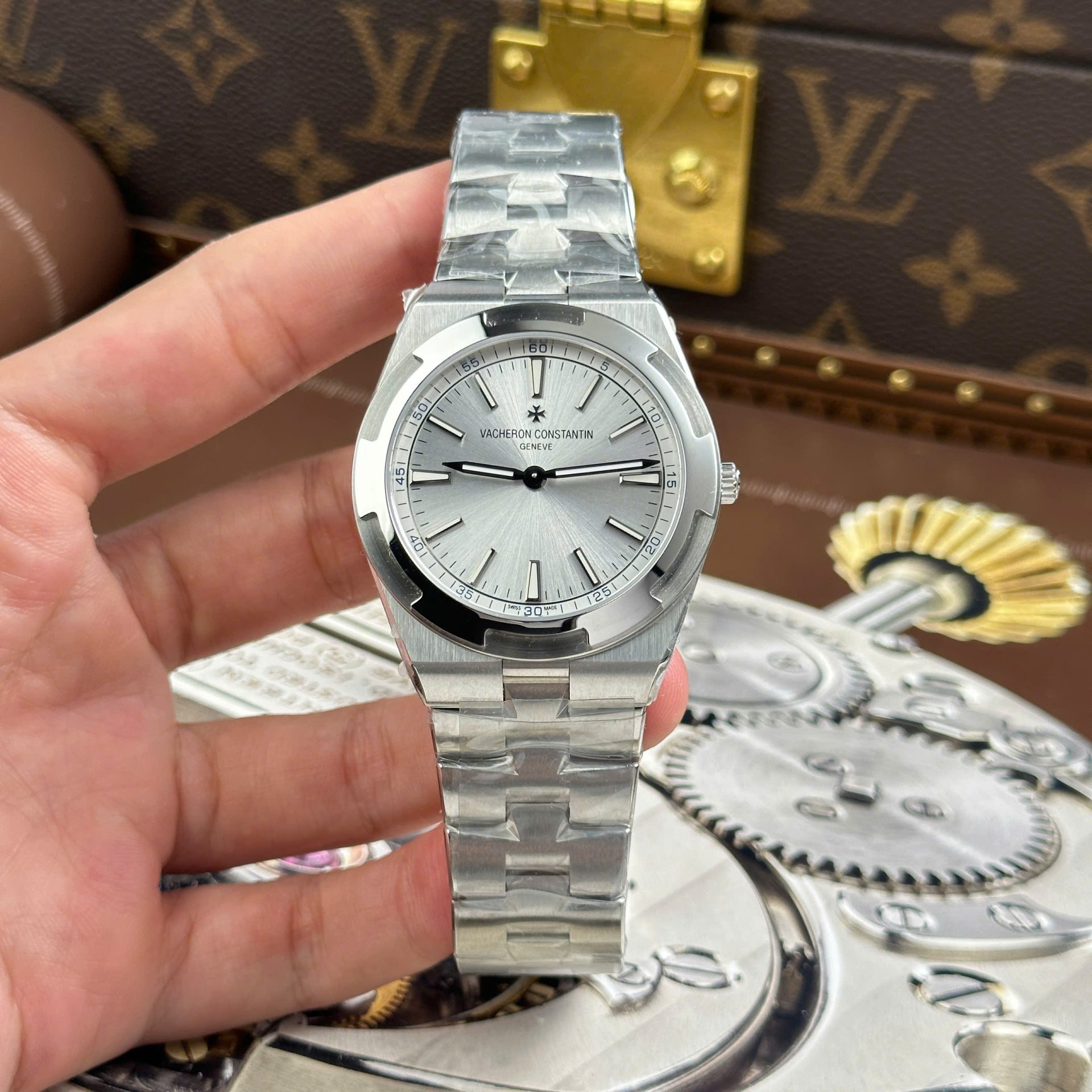 Vacheron Constantin Overseas Ultra-Thin 2000V Knock Off Watches White Dial Metal Wire 8F Factory 40mm