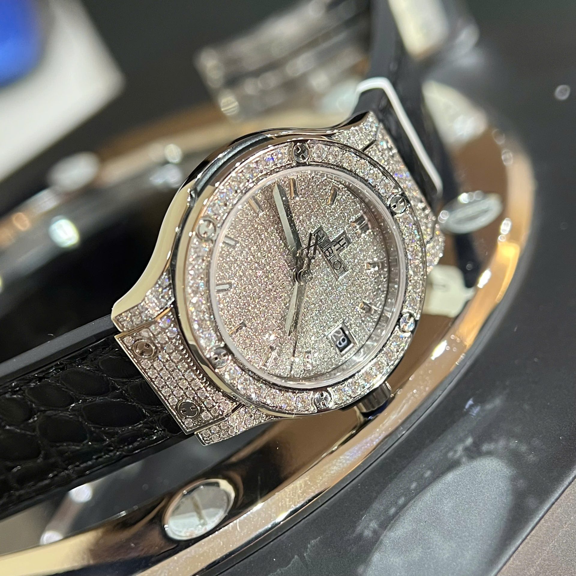 Hublot Classic Fusion Titanium Pavé Customs Full Moissanite Diamonds High End Watch Replicas 33mm