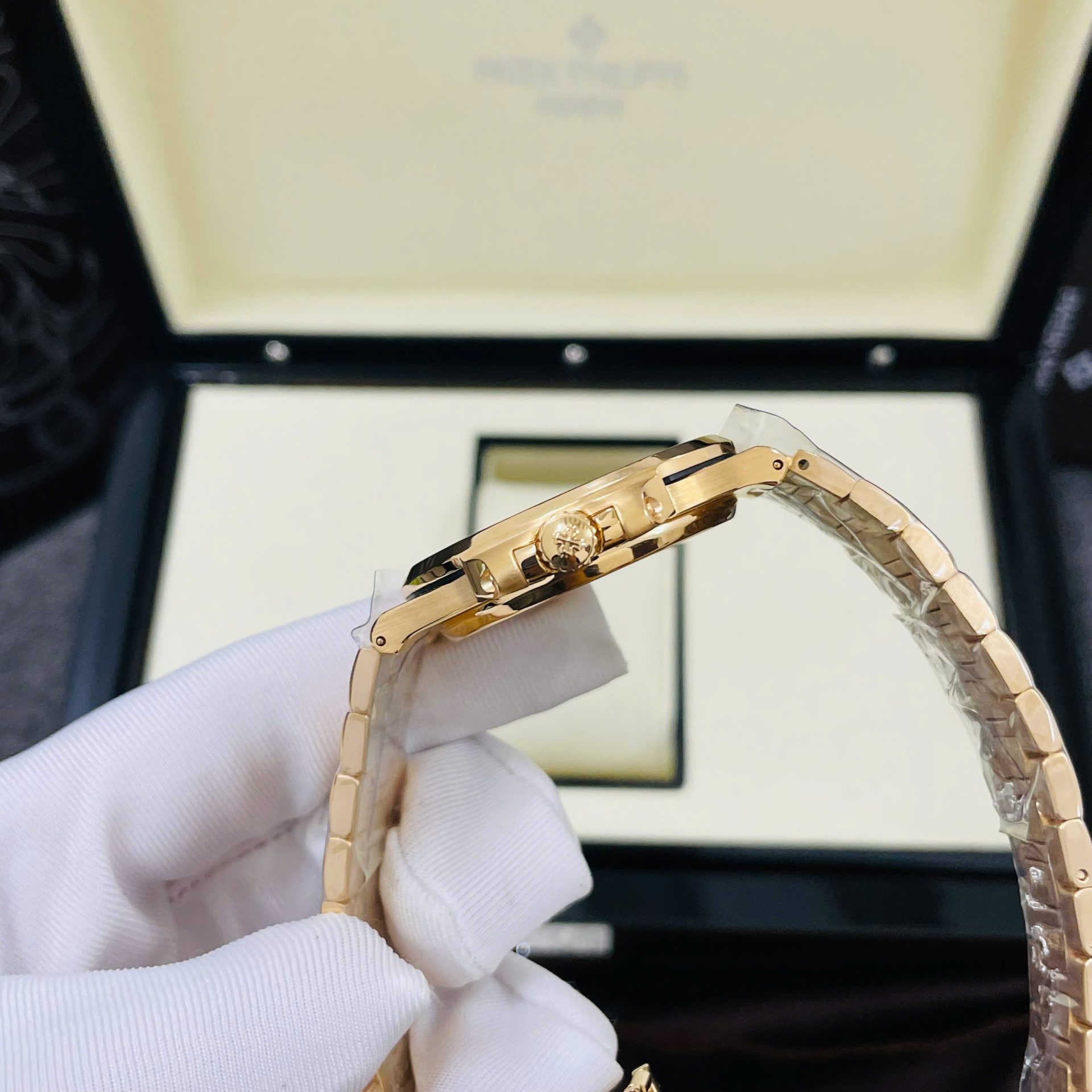 Patek Philippe Nautilus 5723 Copies Watch 18K Gold Wrapped + Synthetic Ruby 40mm