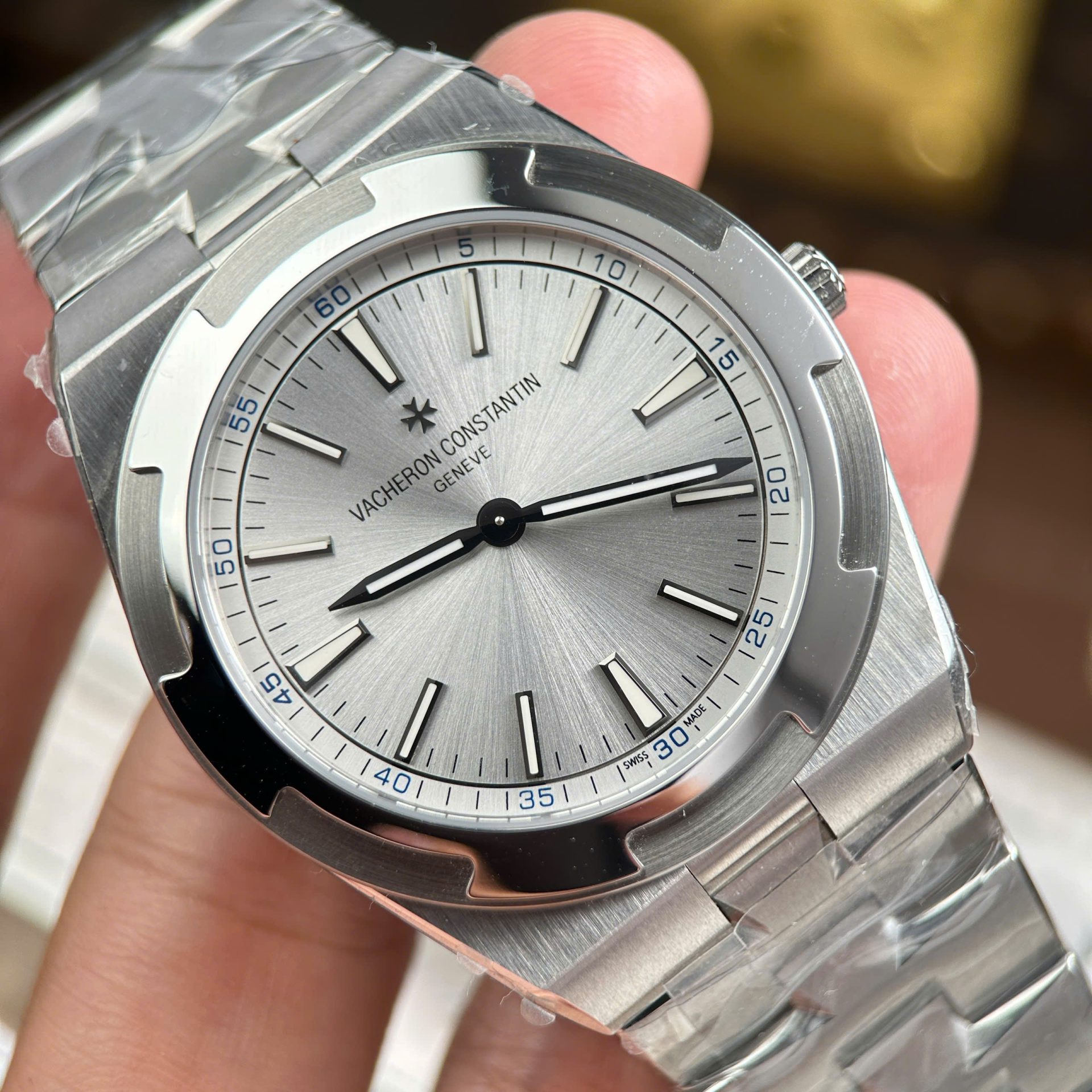 Vacheron Constantin Overseas Ultra-Thin 2000V Knock Off Watches White Dial Metal Wire 8F Factory 40mm