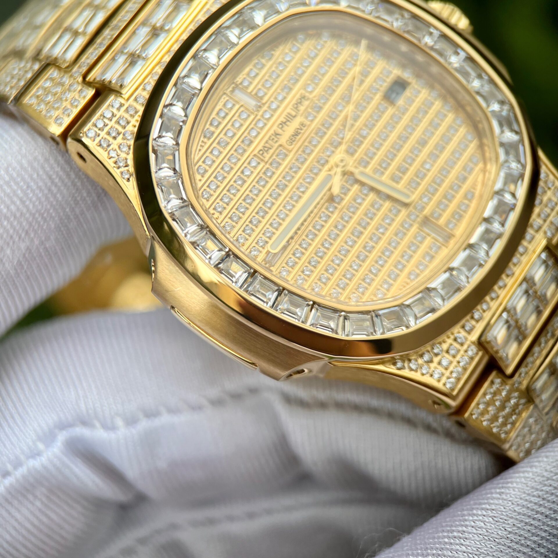 Patek Philippe Nautilus 5719 Replica 1:1 Watch With Full Stone Yellow Gold Plated 3K 40mm