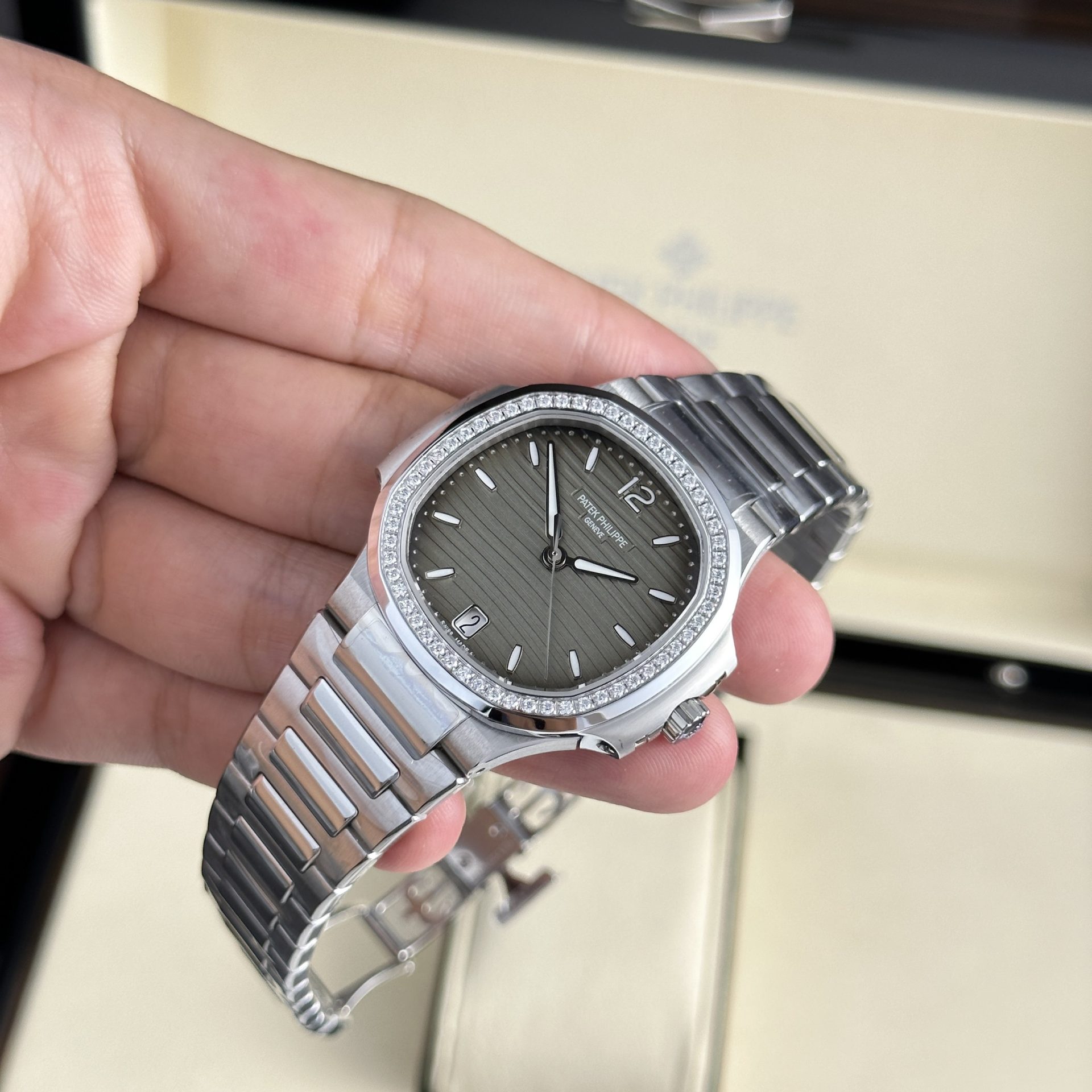 Patek Philippe Replica 1:1 Watch Nautilus 7118 Women s With Stone Gray Dial Factory 3K 35.2mm