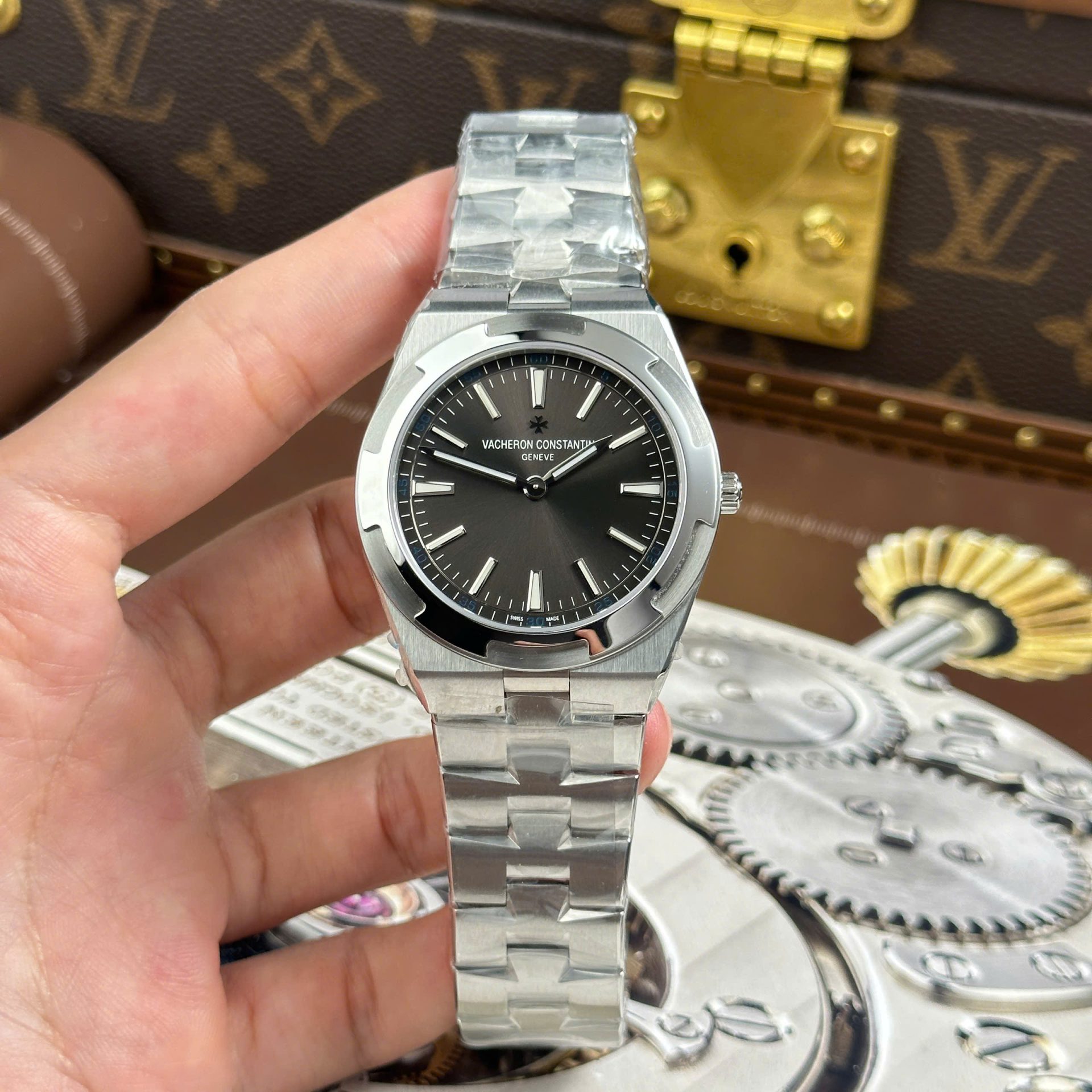Vacheron Constantin Overseas Ultra-Thin 2000V Imitation Watches Gray Dial Metal Wire 8F Factory 40mm