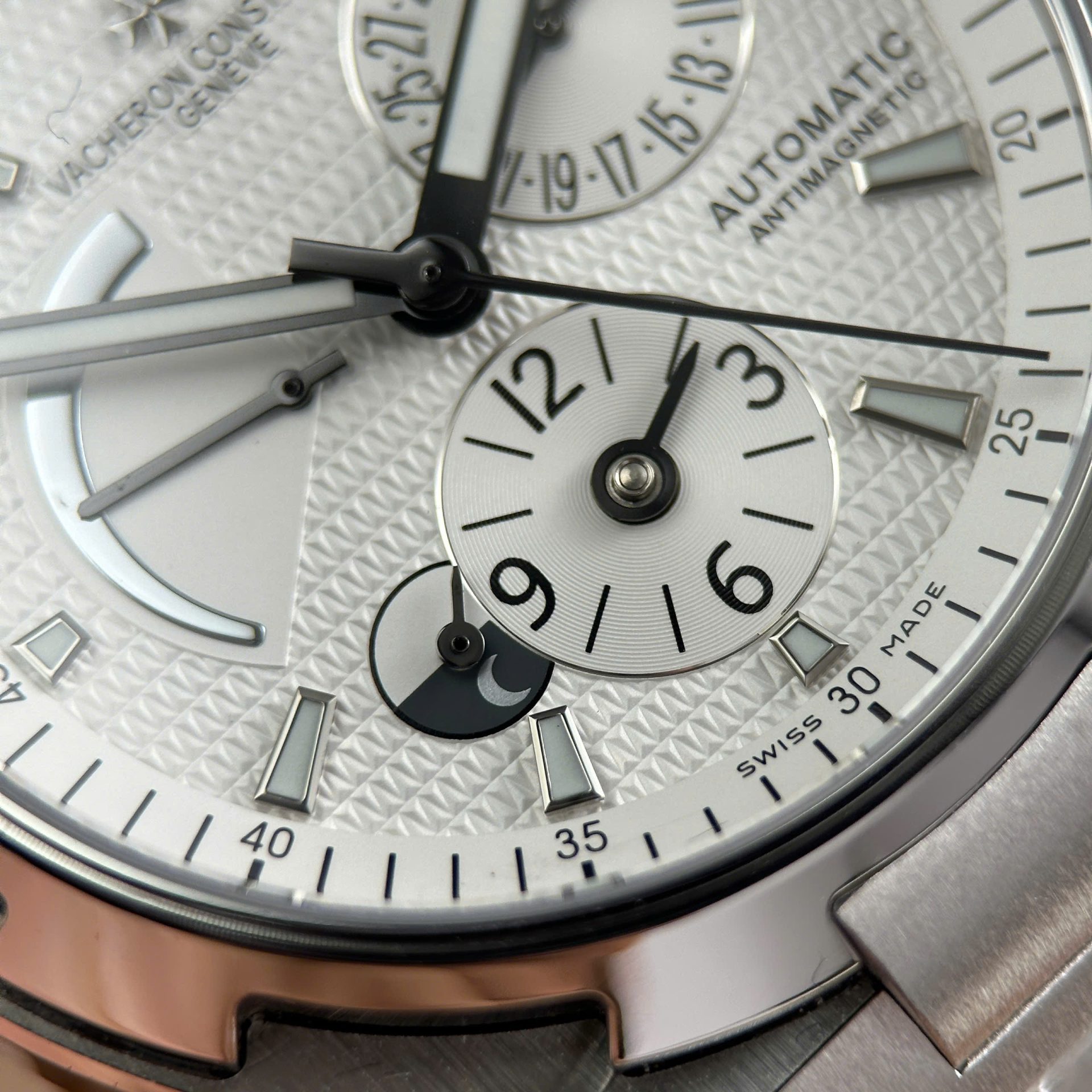 Vacheron Constantin Luxury Imitation Watches Overseas Dual Time 47450 White Dial Metal Wire 9F Factory 42mm