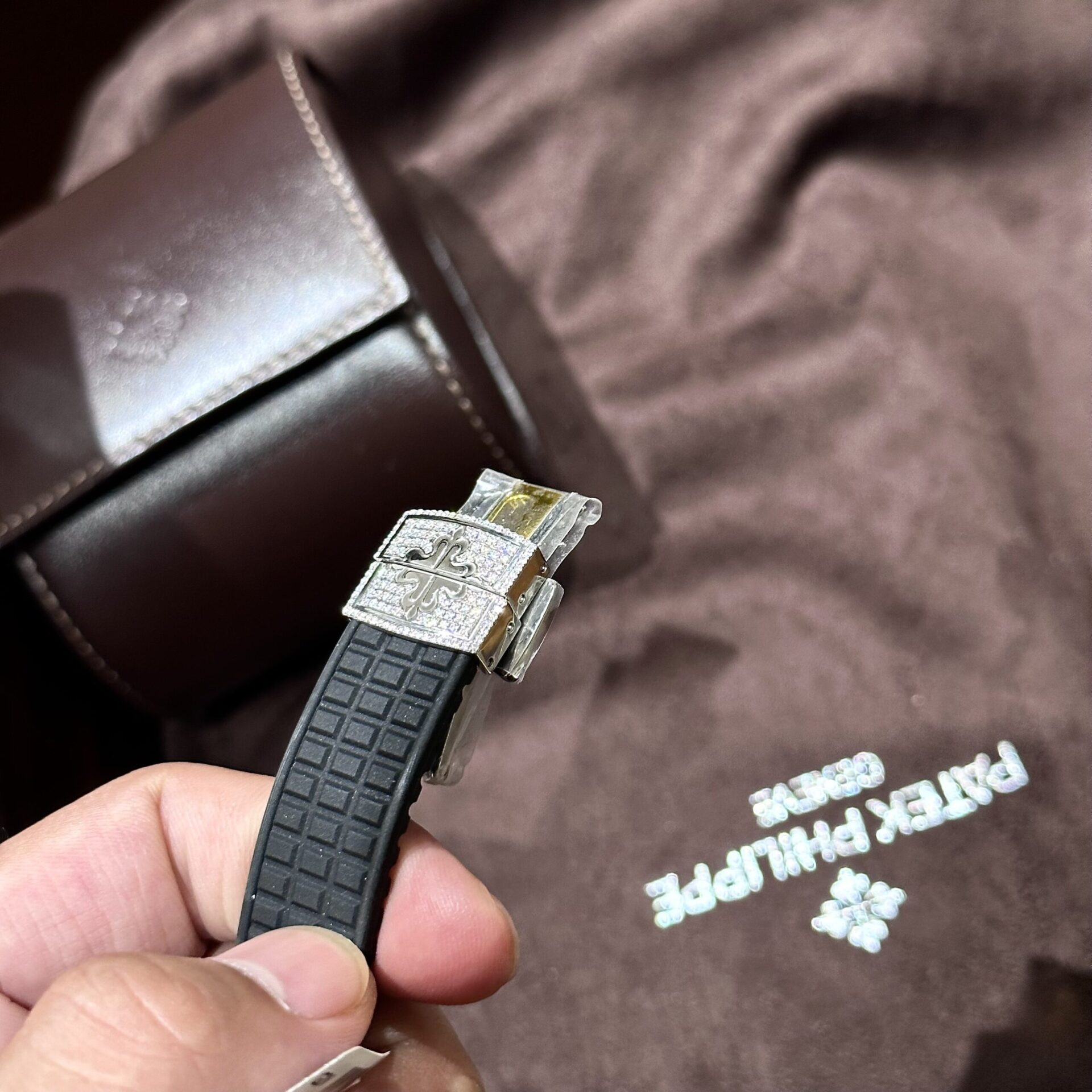 Patek Philippe Replica 1:1 Watch Aquanaut 5069G With Moissanite Diamonds Bezel 35.6mm