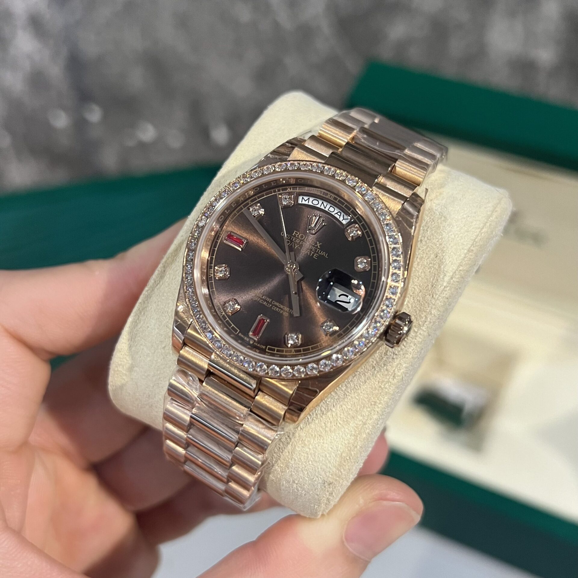Rolex Replica Watch Day-Date Chocolate Dial With Stone Bezel EW Factory 36/40mm