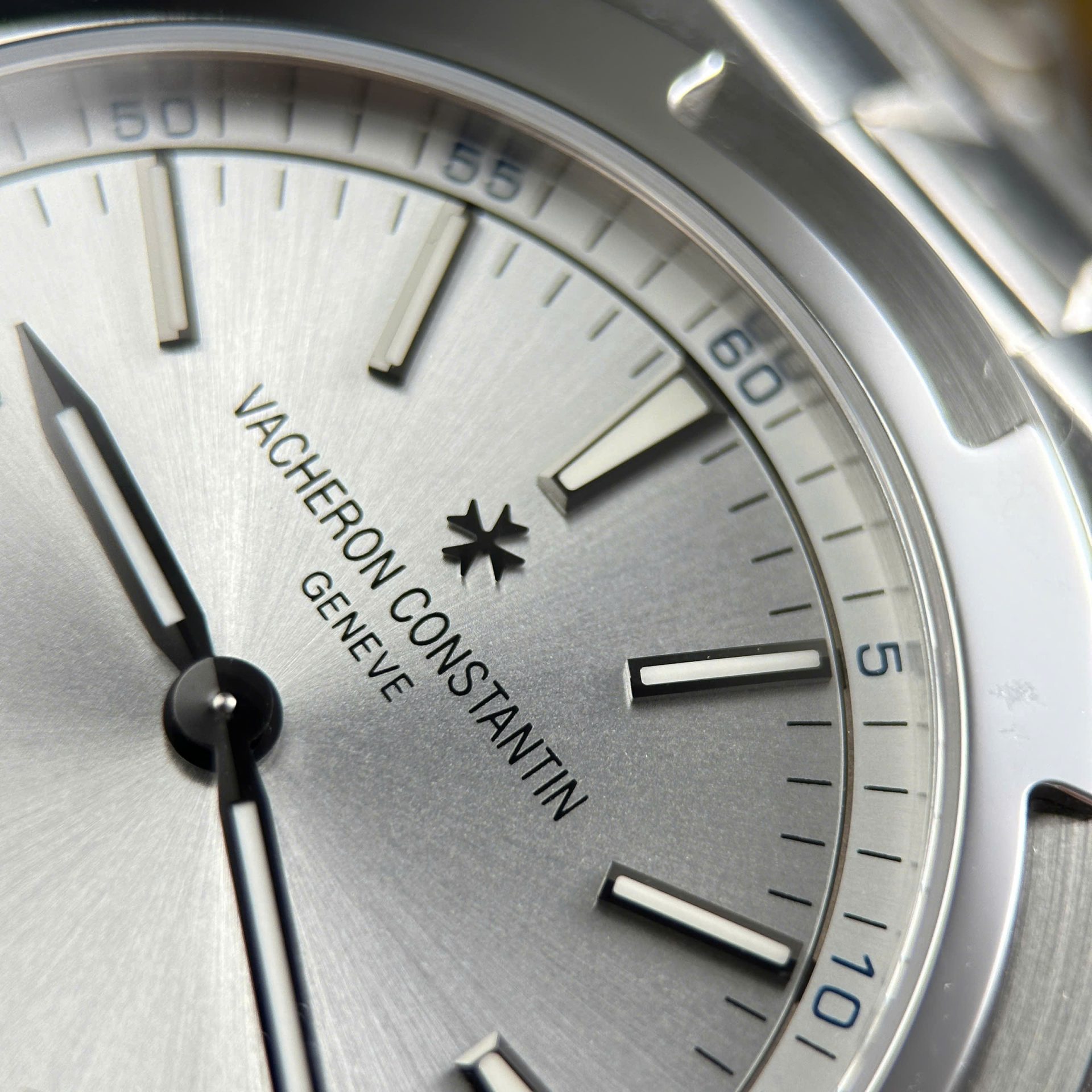 Vacheron Constantin Overseas Ultra-Thin 2000V Knock Off Watches White Dial Metal Wire 8F Factory 40mm