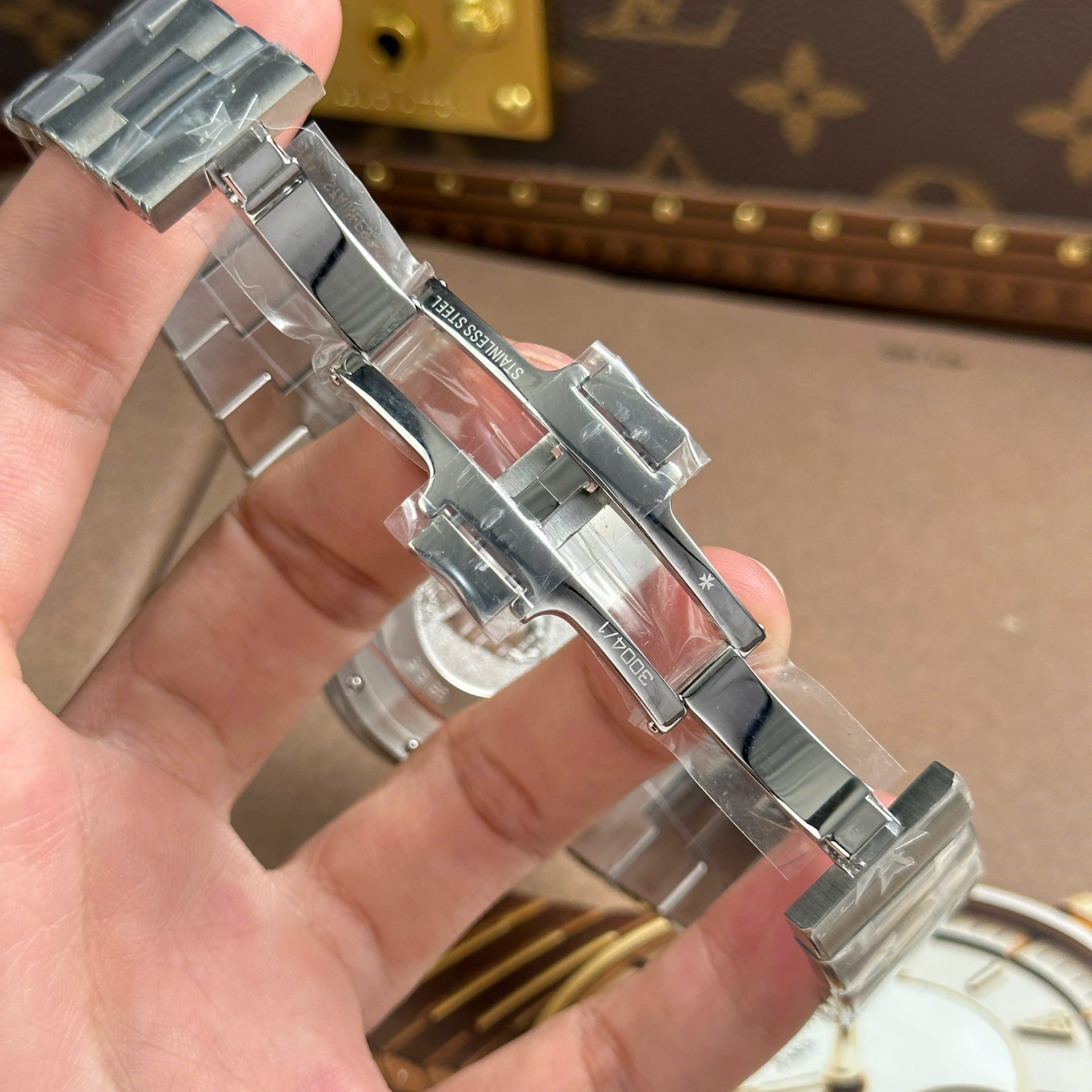 Vacheron Constantin Luxury Imitation Watches Overseas Dual Time 47450 White Dial Metal Wire 9F Factory 42mm