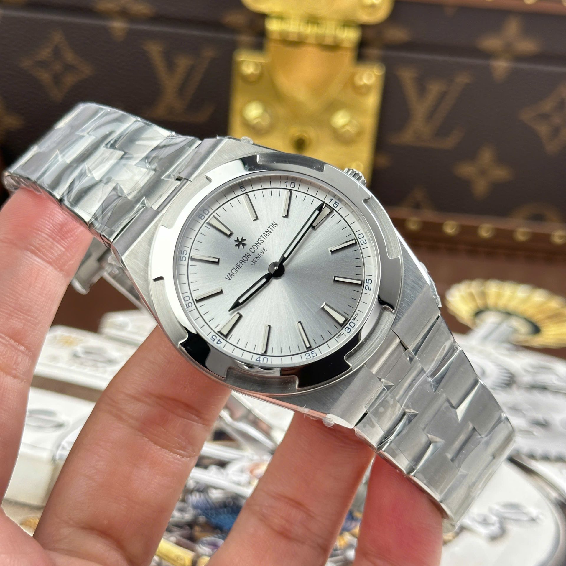 Vacheron Constantin Overseas Ultra-Thin 2000V Knock Off Watches White Dial Metal Wire 8F Factory 40mm