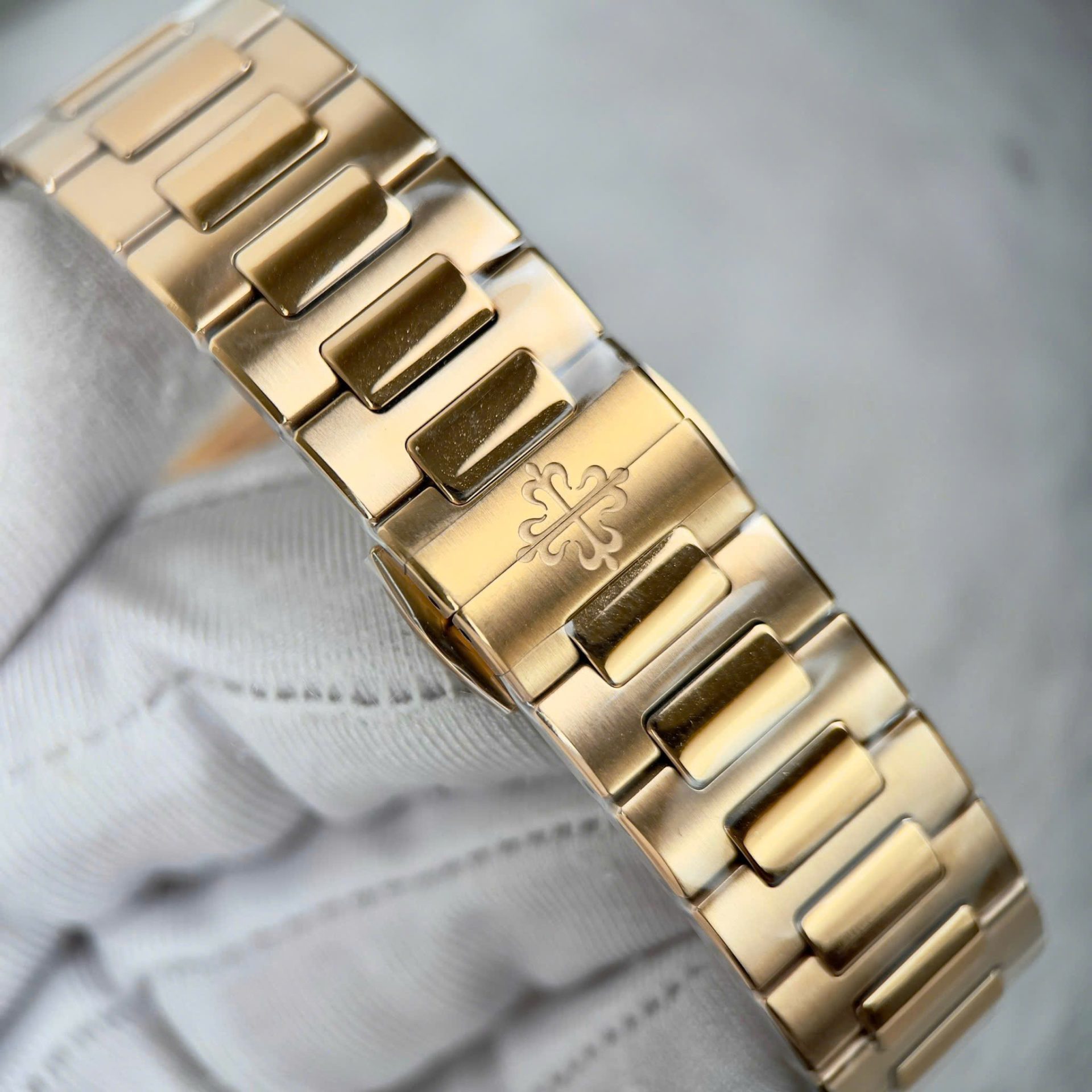 Patek Philippe Nautilus 7118 Best Replica Watches White Dial Bezel Moissanite Diamonds 35.2mm