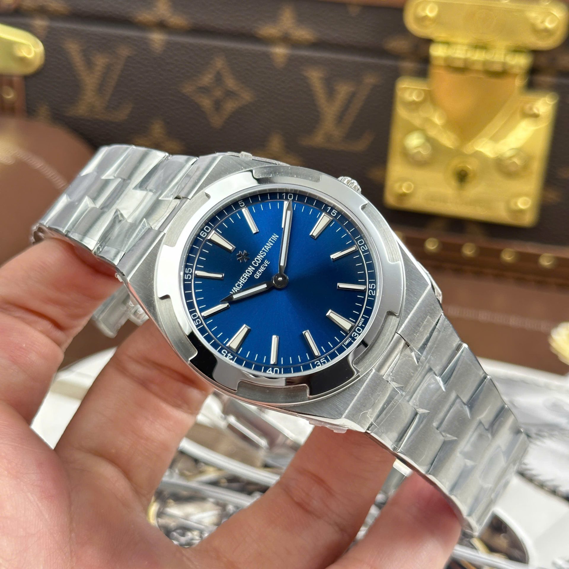 Vacheron Constantin Overseas Ultra-Thin 2000V Luxury Fake Watches Blue Dial Metal Wire 8F Factory 40mm