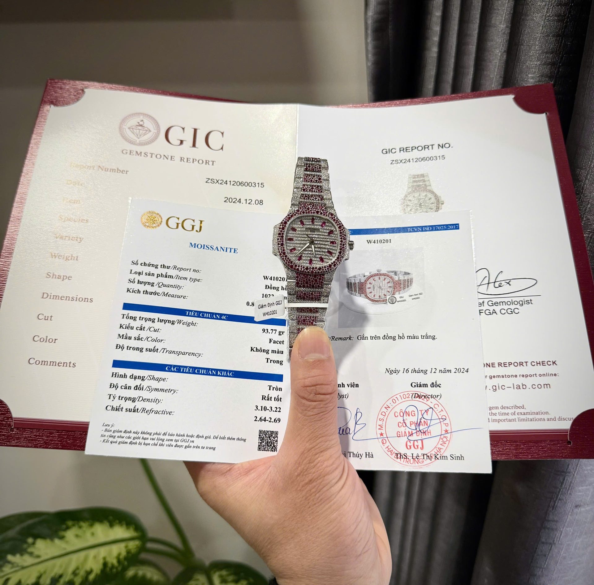 Patek Philippe Nautilus 7118 Replica 11 Watch Ruby Red + Moissanite Diamonds 35.2mm