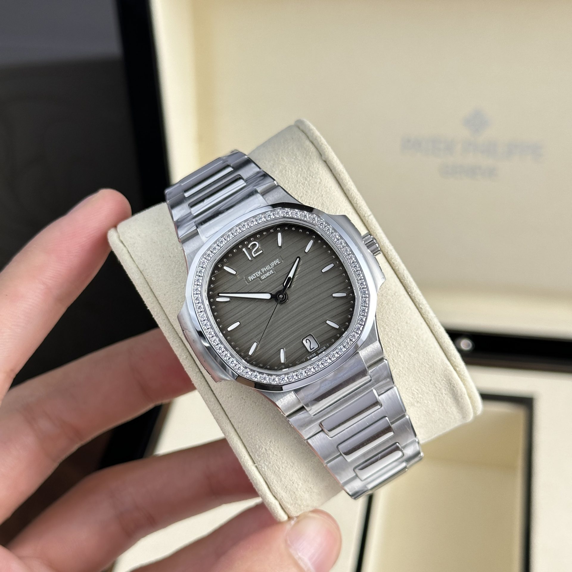 Patek Philippe Replica 1:1 Watch Nautilus 7118 Women s With Stone Gray Dial Factory 3K 35.2mm