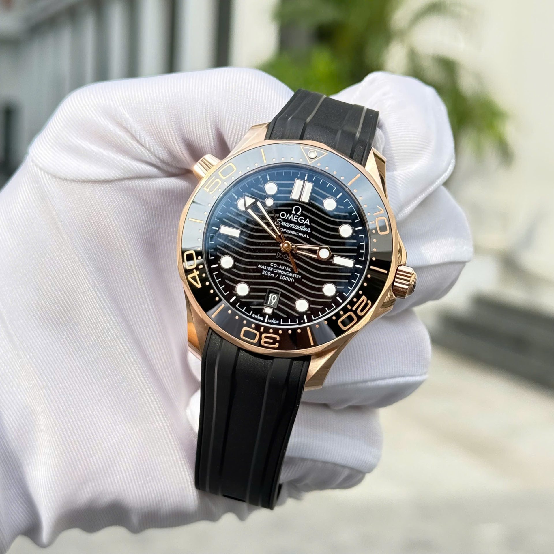 Omega High End Watch Replicas Seamaster Diver 300M Sedna™ Black Rubber Strap VS Factory 42mm