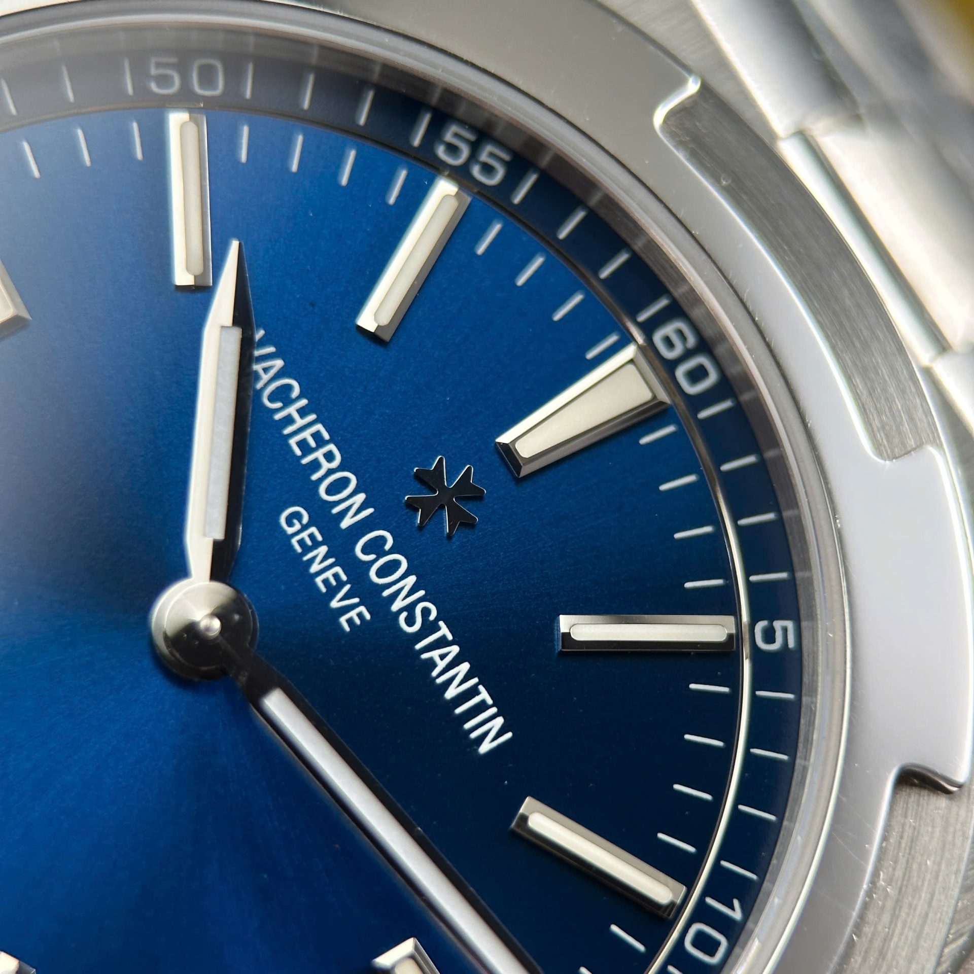 Vacheron Constantin Overseas Ultra-Thin 2000V Luxury Fake Watches Blue Dial Metal Wire 8F Factory 40mm