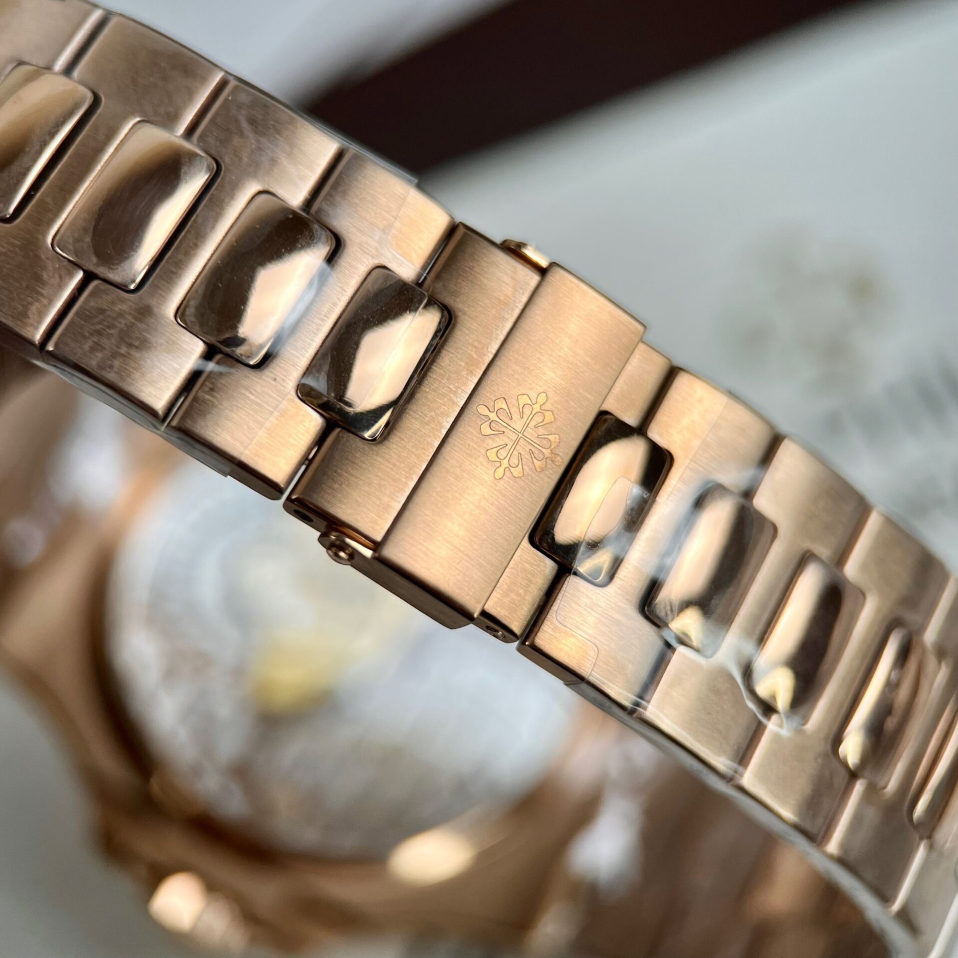 Patek Philippe Nautilus 5712 Chocolate Dial Gold Plated Replica 11 Watch GR 40mm