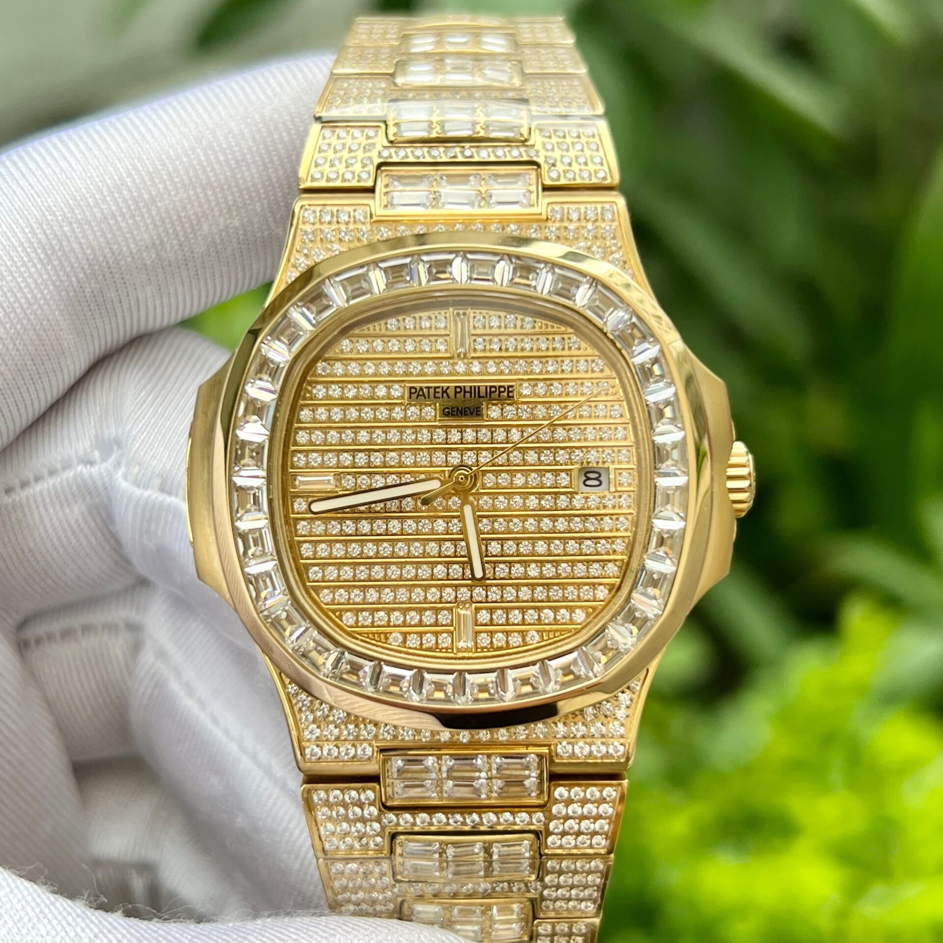 Patek Philippe Nautilus 5719 Replica 1:1 Watch With Full Stone Yellow Gold Plated 3K 40mm