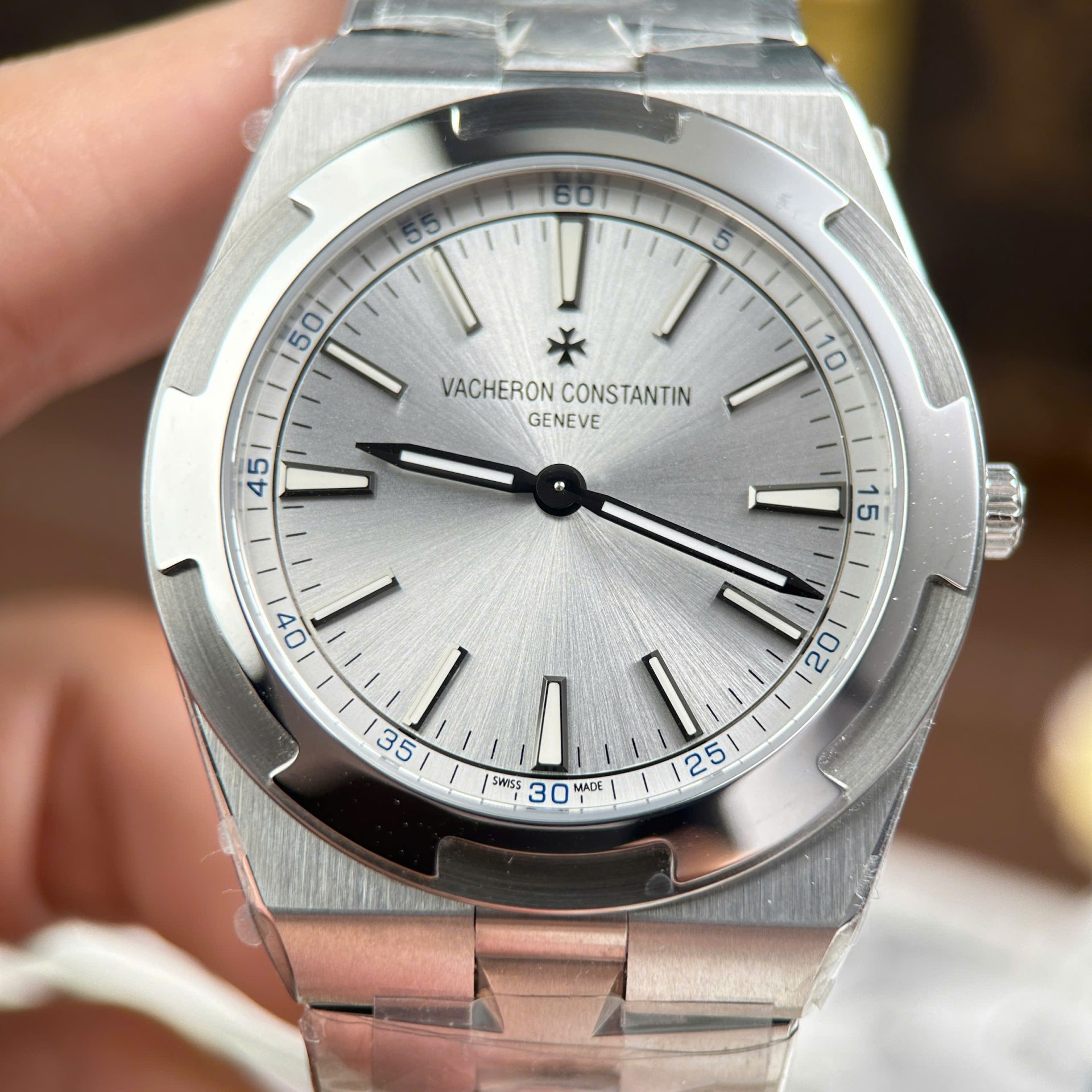 Vacheron Constantin Overseas Ultra-Thin 2000V Knock Off Watches White Dial Metal Wire 8F Factory 40mm