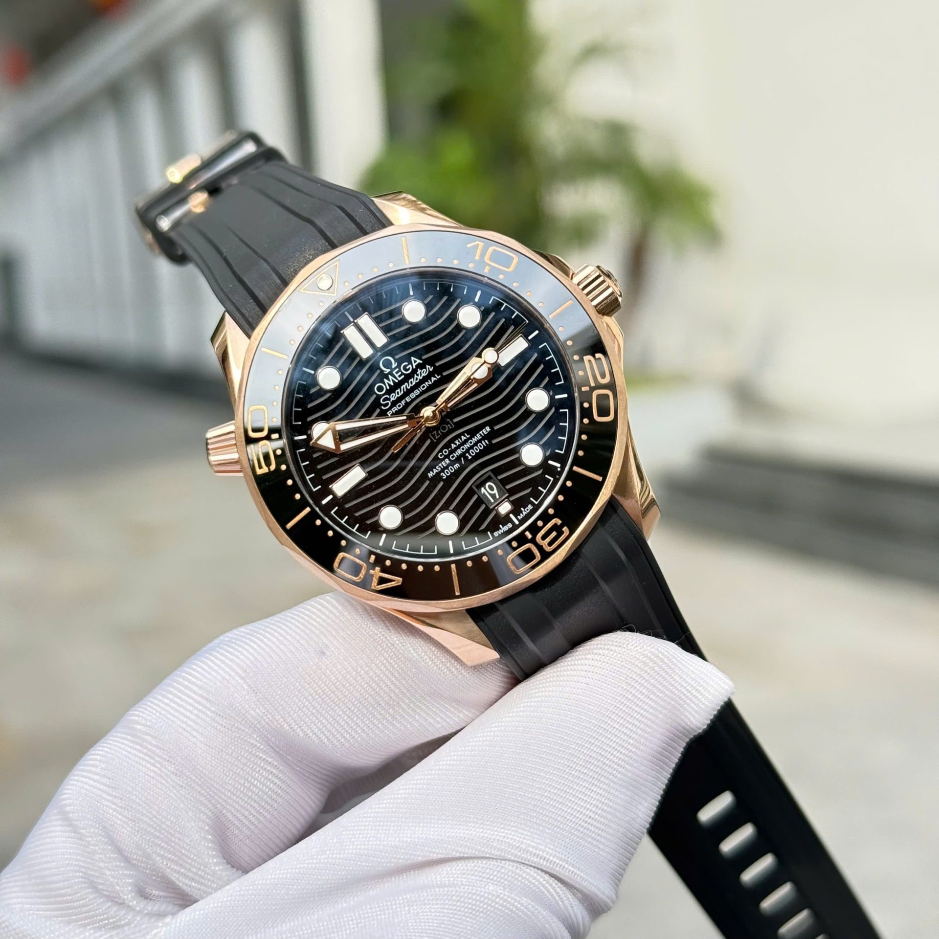 Omega High End Watch Replicas Seamaster Diver 300M Sedna™ Black Rubber Strap VS Factory 42mm
