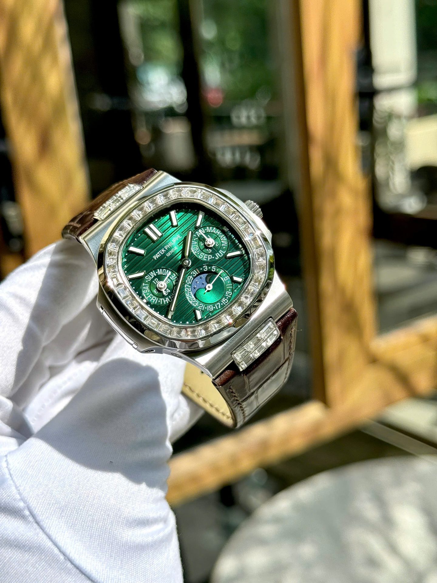 Patek Philippe High End Watch Replicas Nautilus 5740G Diamond   Green Dial Best Quality 40mm