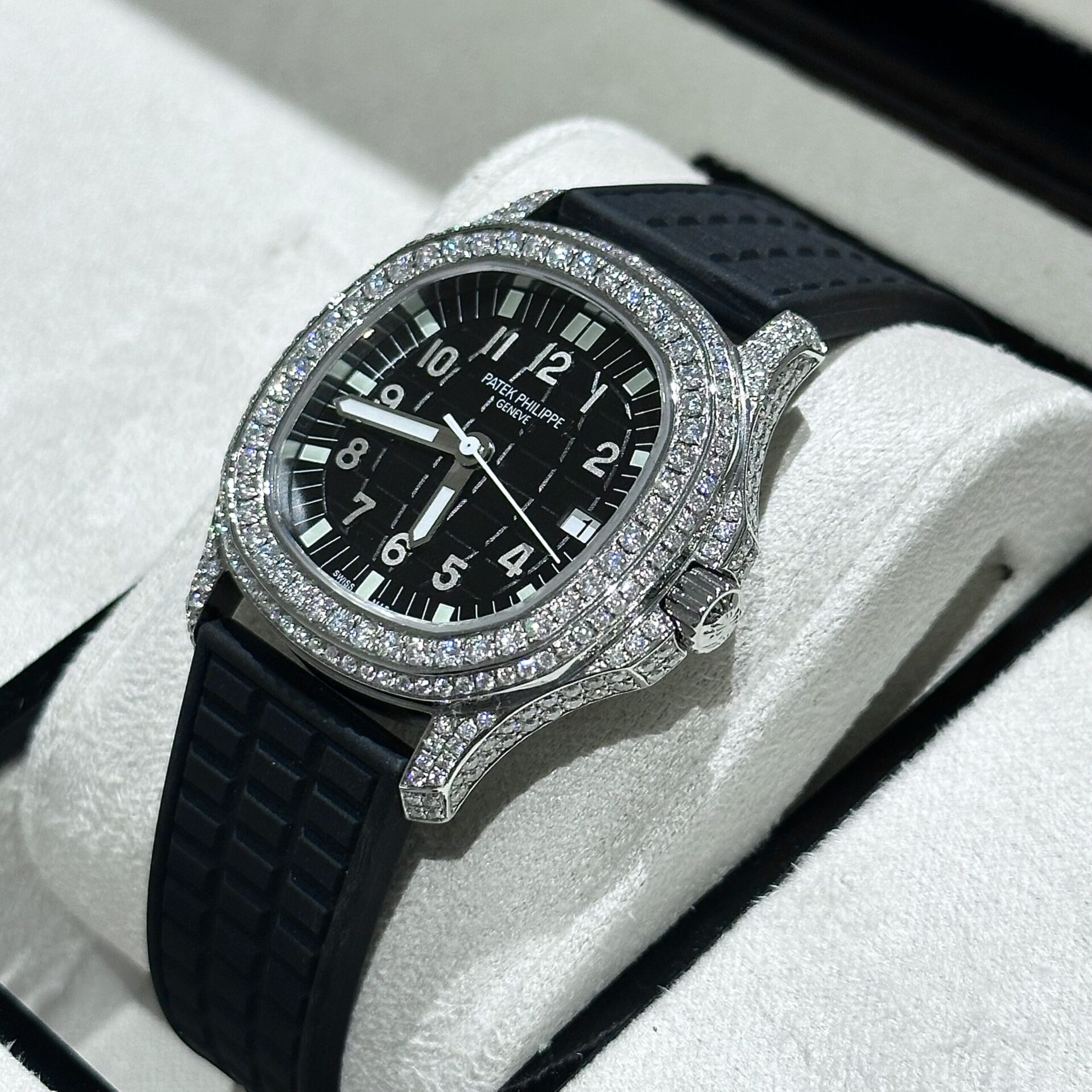 Patek Philippe Replica 1:1 Watch Aquanaut 5069G With Moissanite Diamonds Bezel 35.6mm