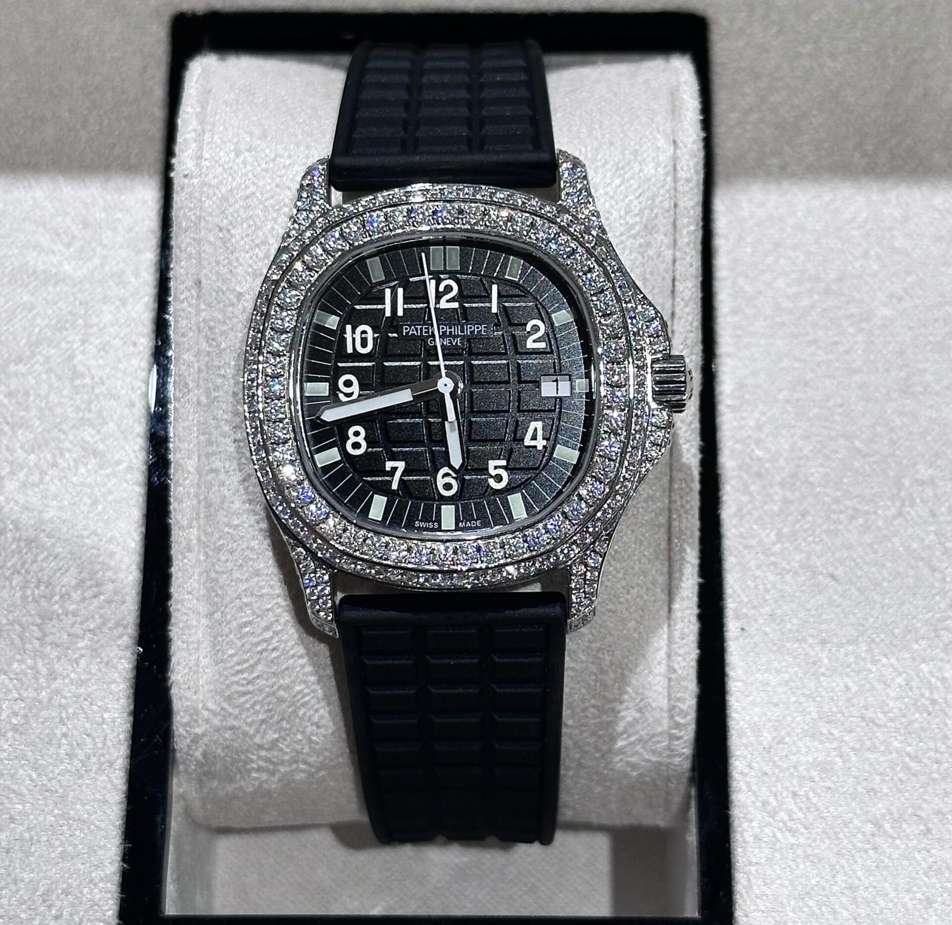 Patek Philippe Replica 1:1 Watch Aquanaut 5069G With Moissanite Diamonds Bezel 35.6mm
