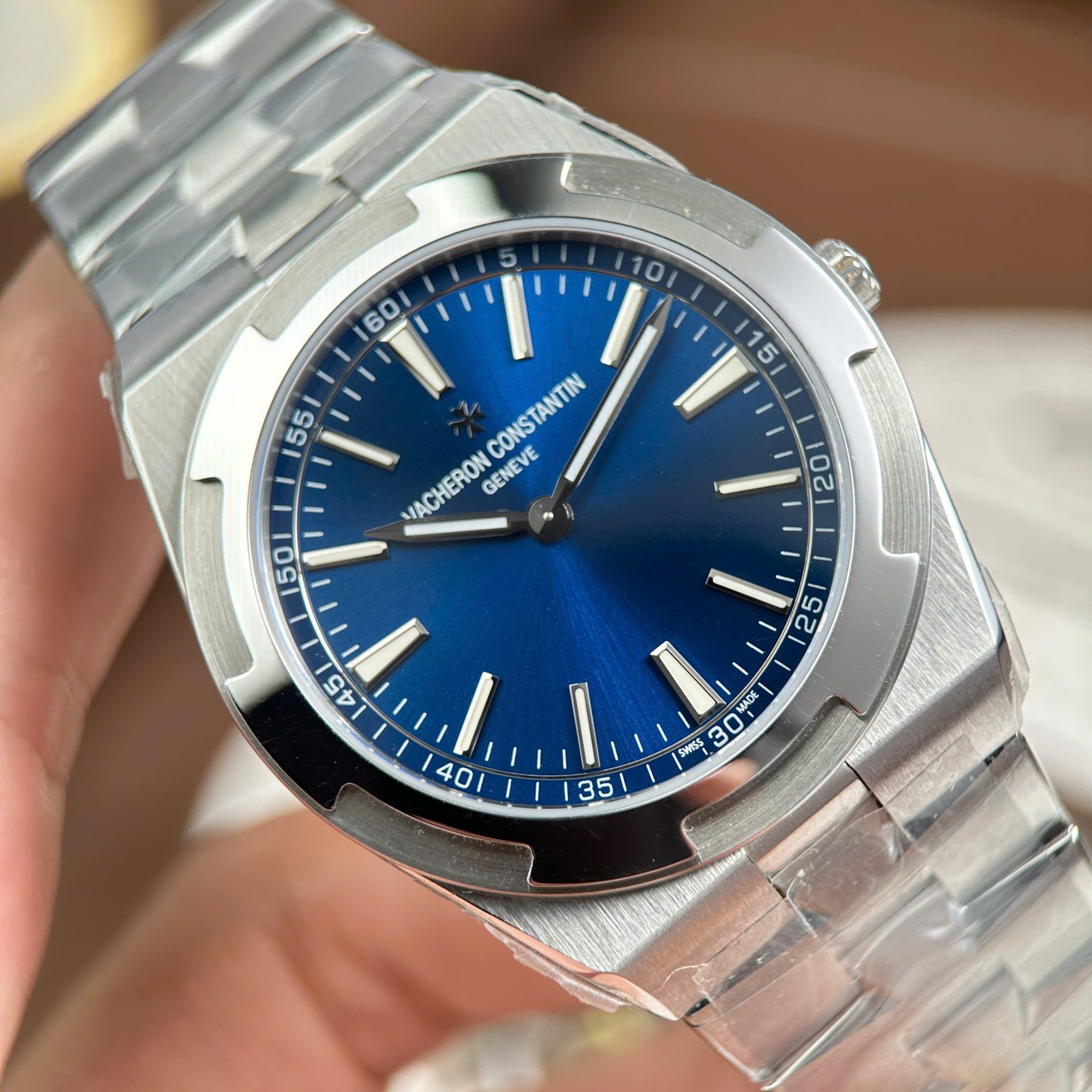 Vacheron Constantin Overseas Ultra-Thin 2000V Luxury Fake Watches Blue Dial Metal Wire 8F Factory 40mm