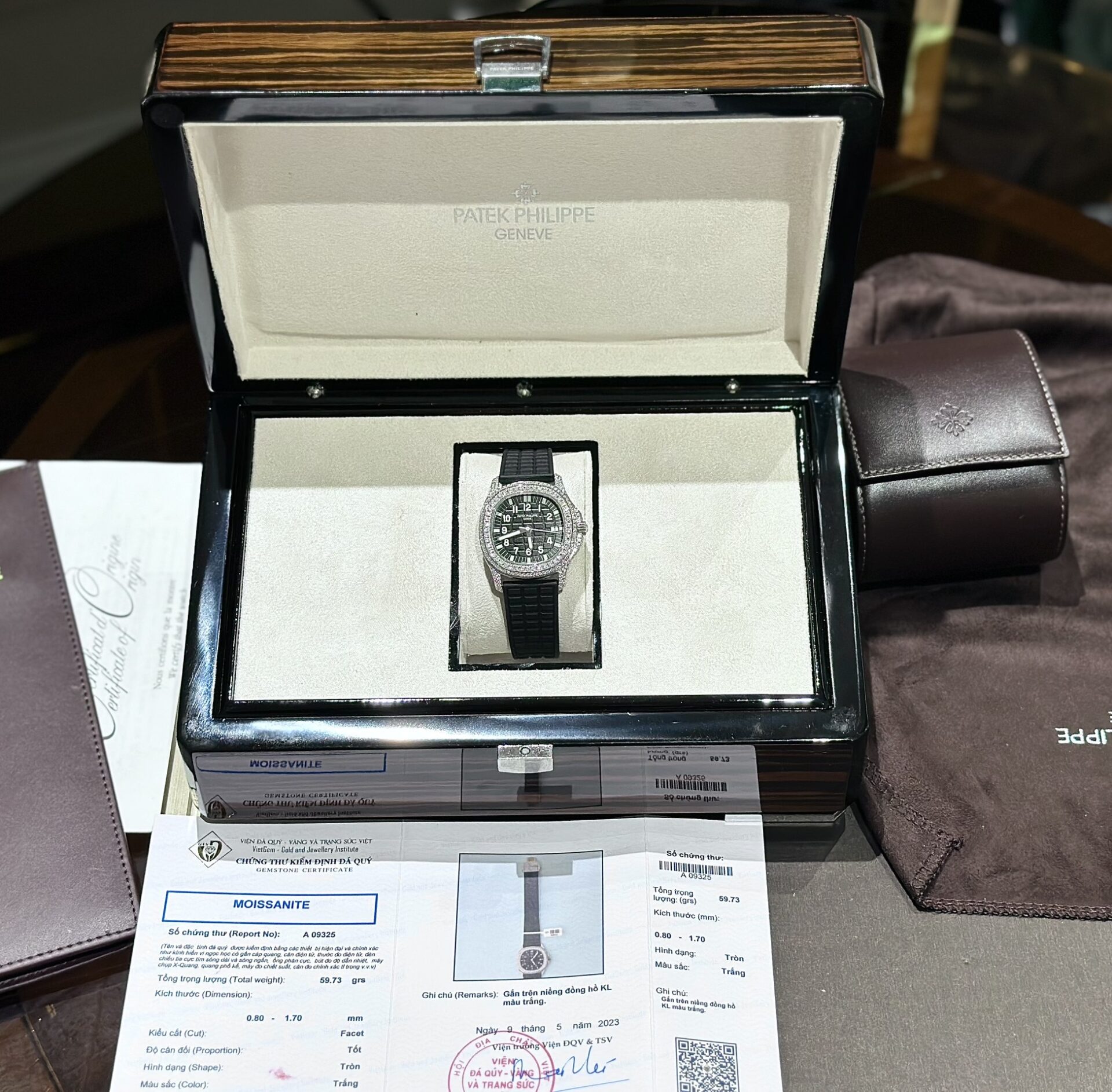 Patek Philippe Replica 1:1 Watch Aquanaut 5069G With Moissanite Diamonds Bezel 35.6mm
