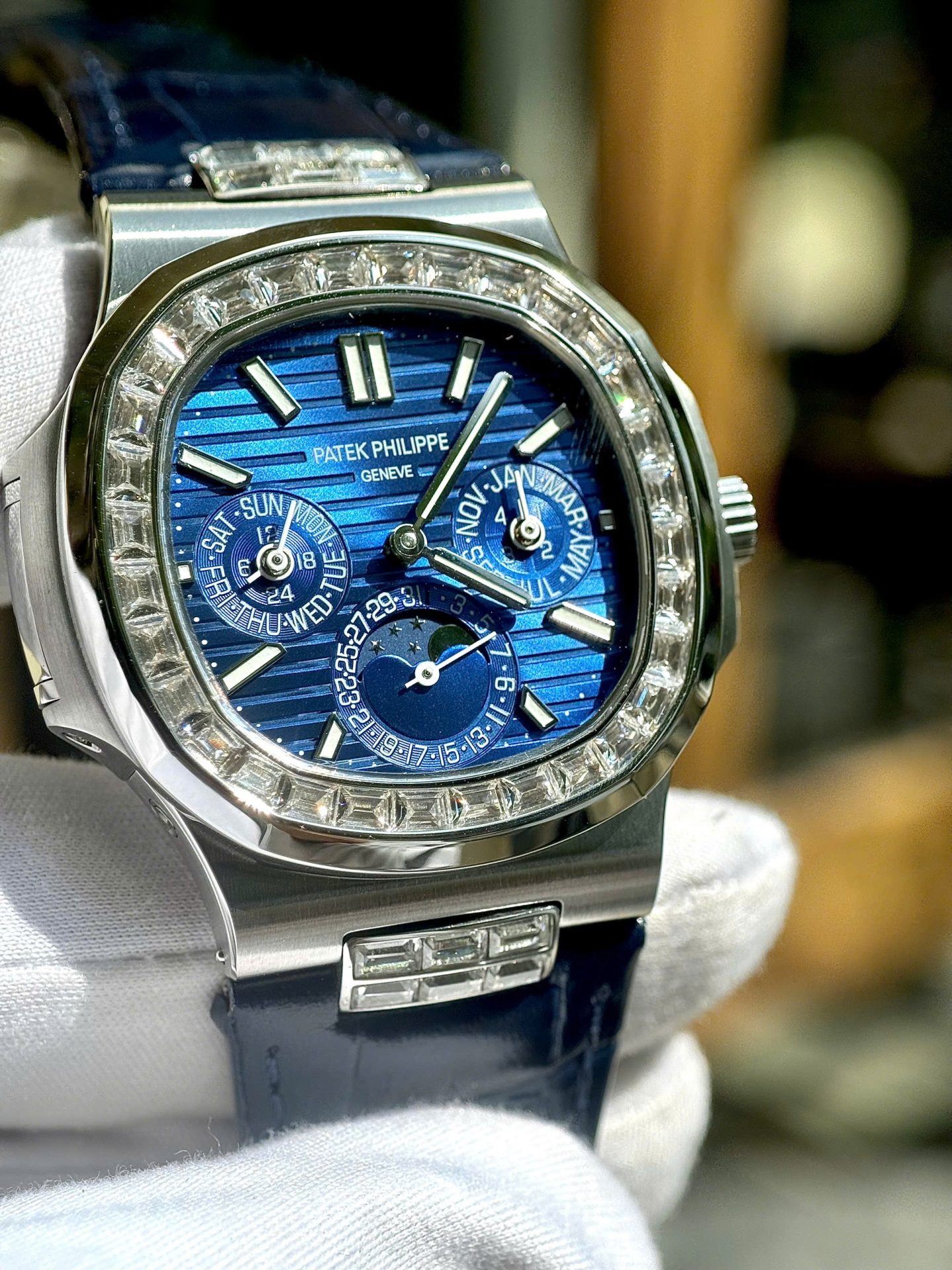Patek Philippe High End Watch Replicas Nautilus 5740G Diamond   Blue Dial Best Quality 40mm