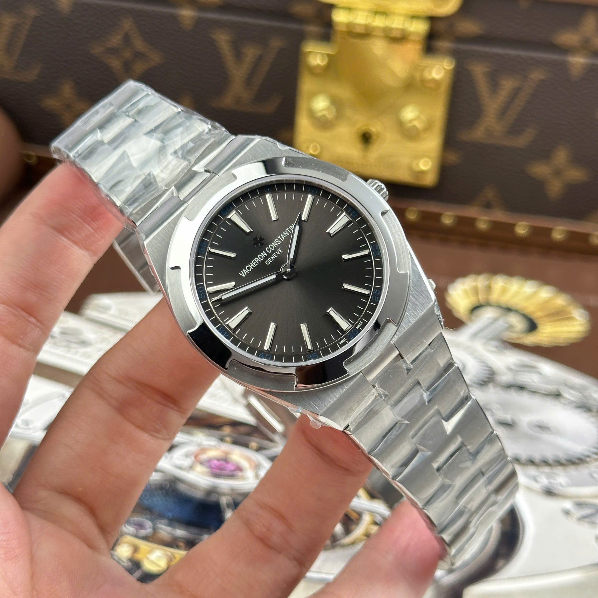Vacheron Constantin Overseas Ultra-Thin 2000V Imitation Watches Gray Dial Metal Wire 8F Factory 40mm