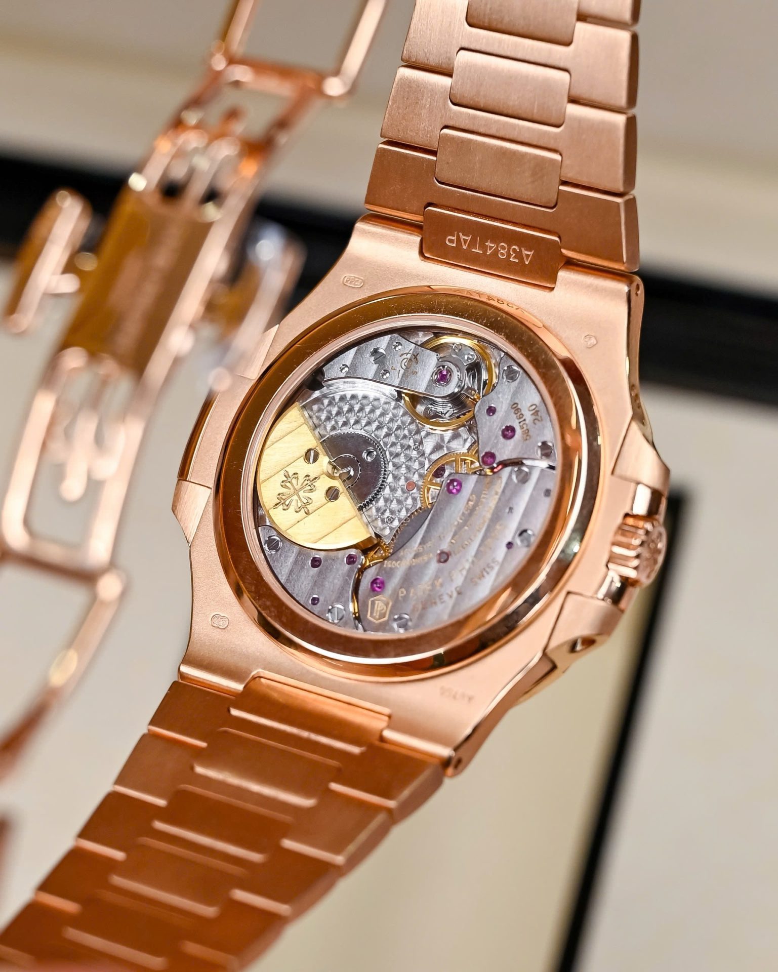 Patek Philippe Replica 1:1 Watch Nautilus 5712R 18K Solid Gold 40mm