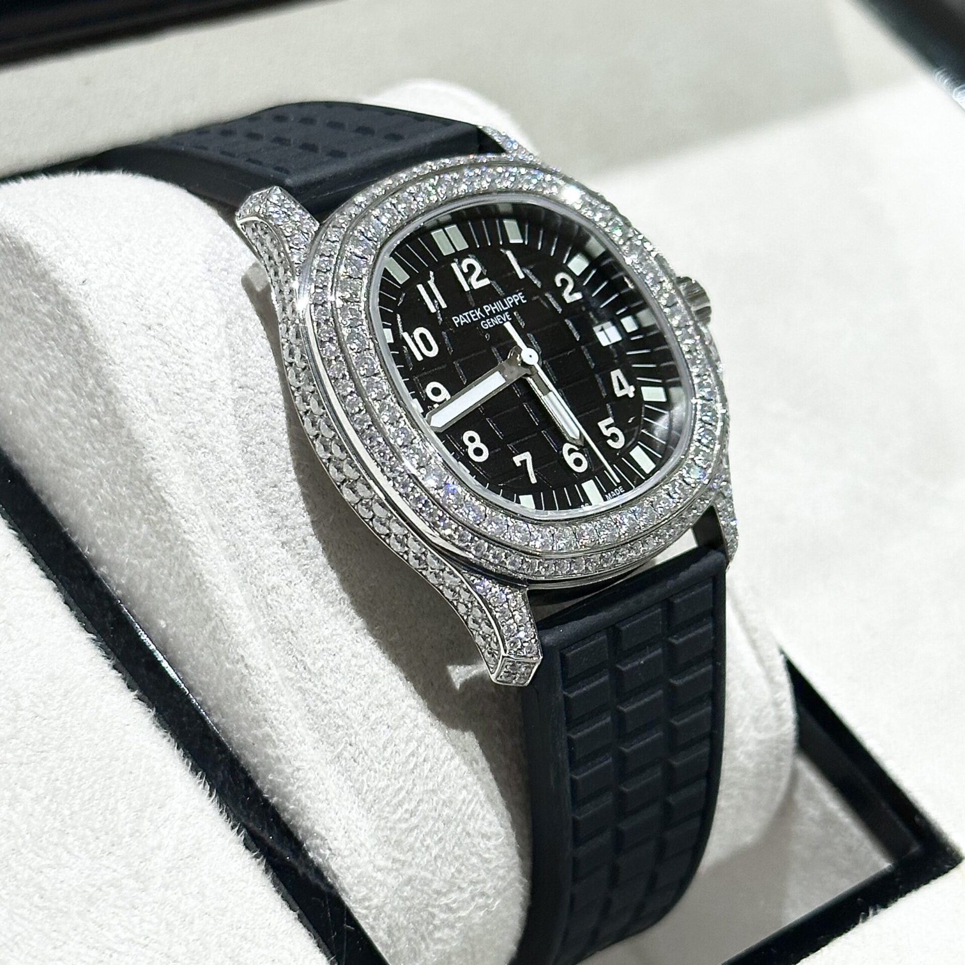 Patek Philippe Replica 1:1 Watch Aquanaut 5069G With Moissanite Diamonds Bezel 35.6mm
