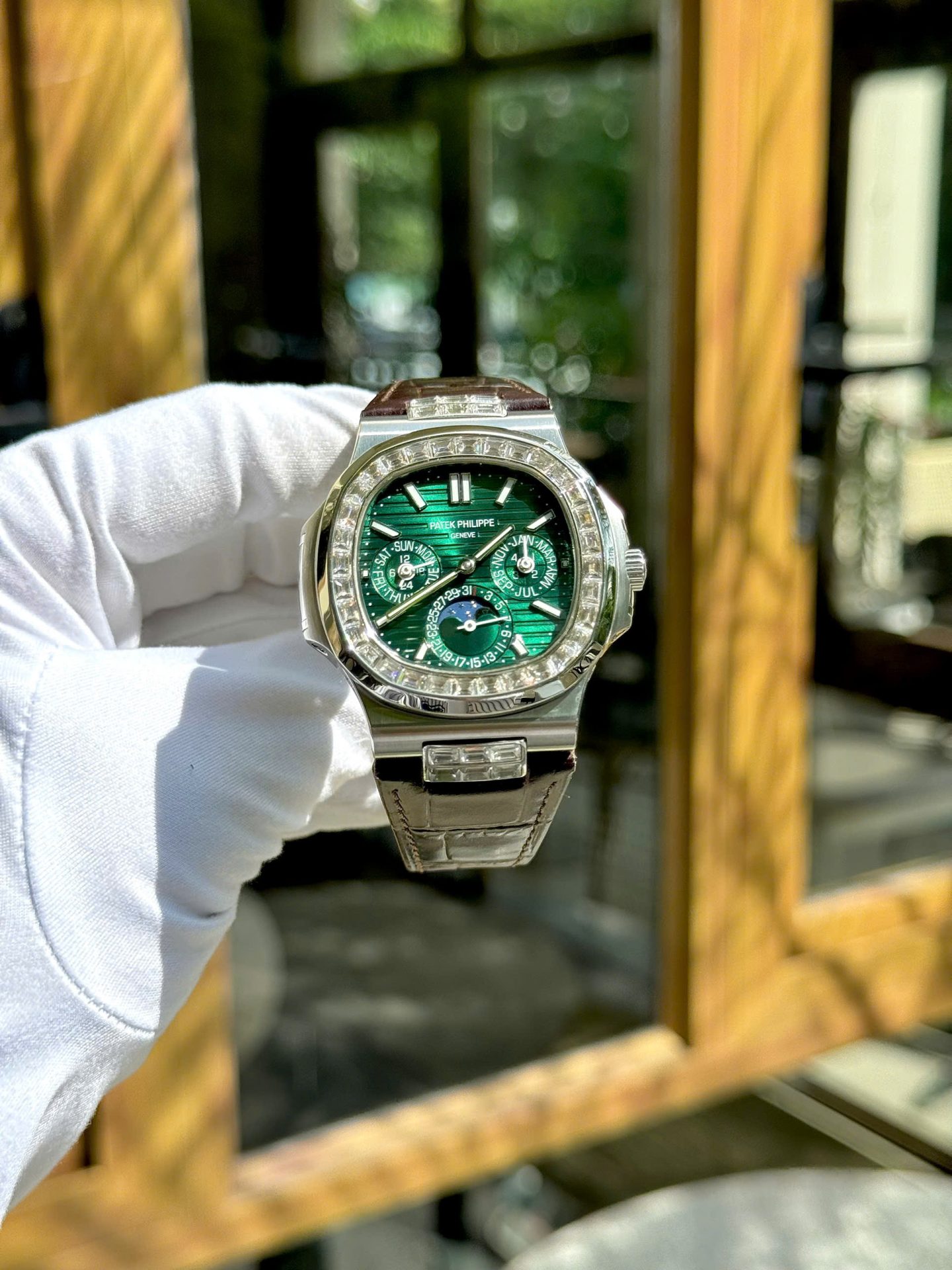 Patek Philippe High End Watch Replicas Nautilus 5740G Diamond   Green Dial Best Quality 40mm