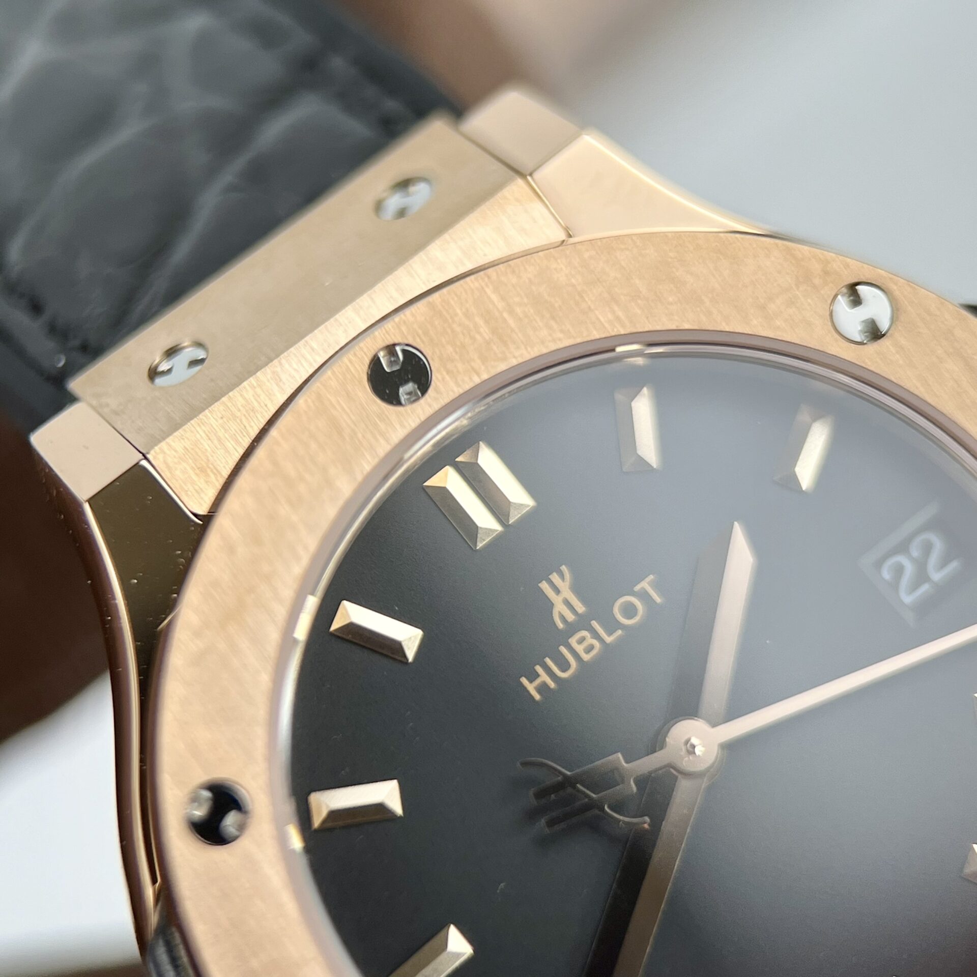 Hublot Replica Watch Classic Fusion King Gold Women s Black Swiss Movement 33mm