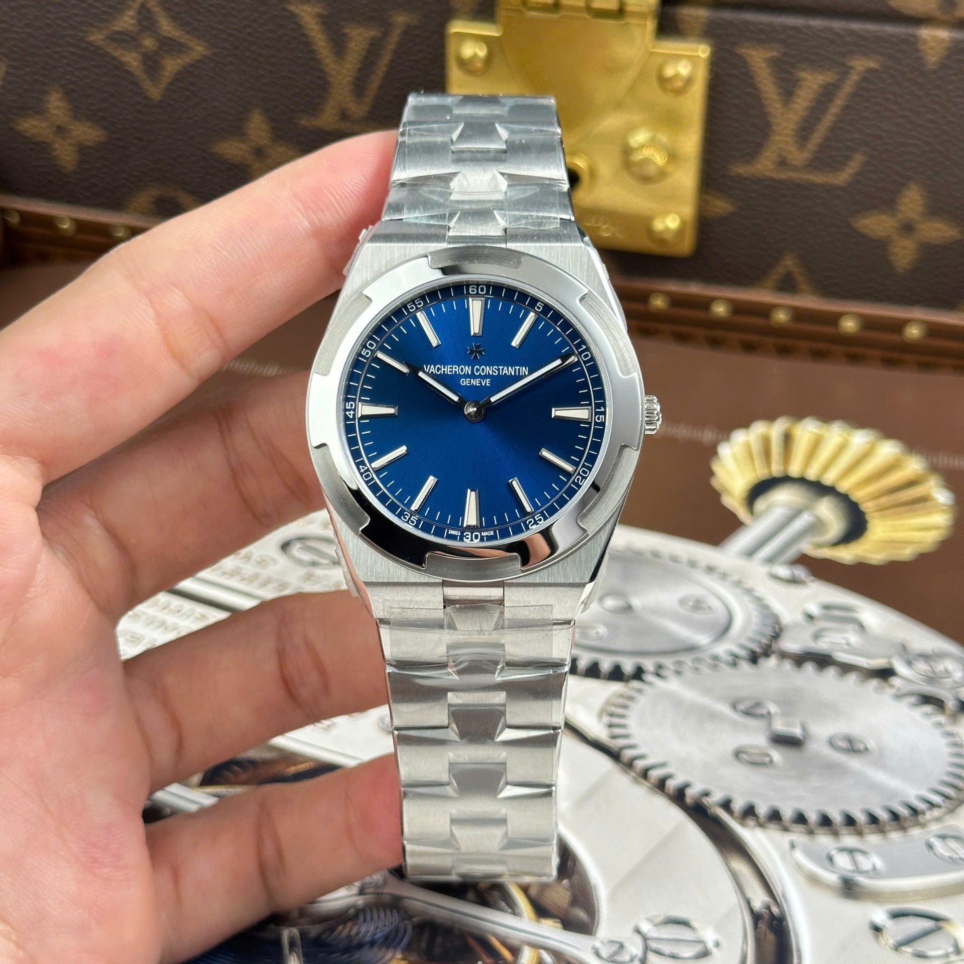 Vacheron Constantin Overseas Ultra-Thin 2000V Luxury Fake Watches Blue Dial Metal Wire 8F Factory 40mm