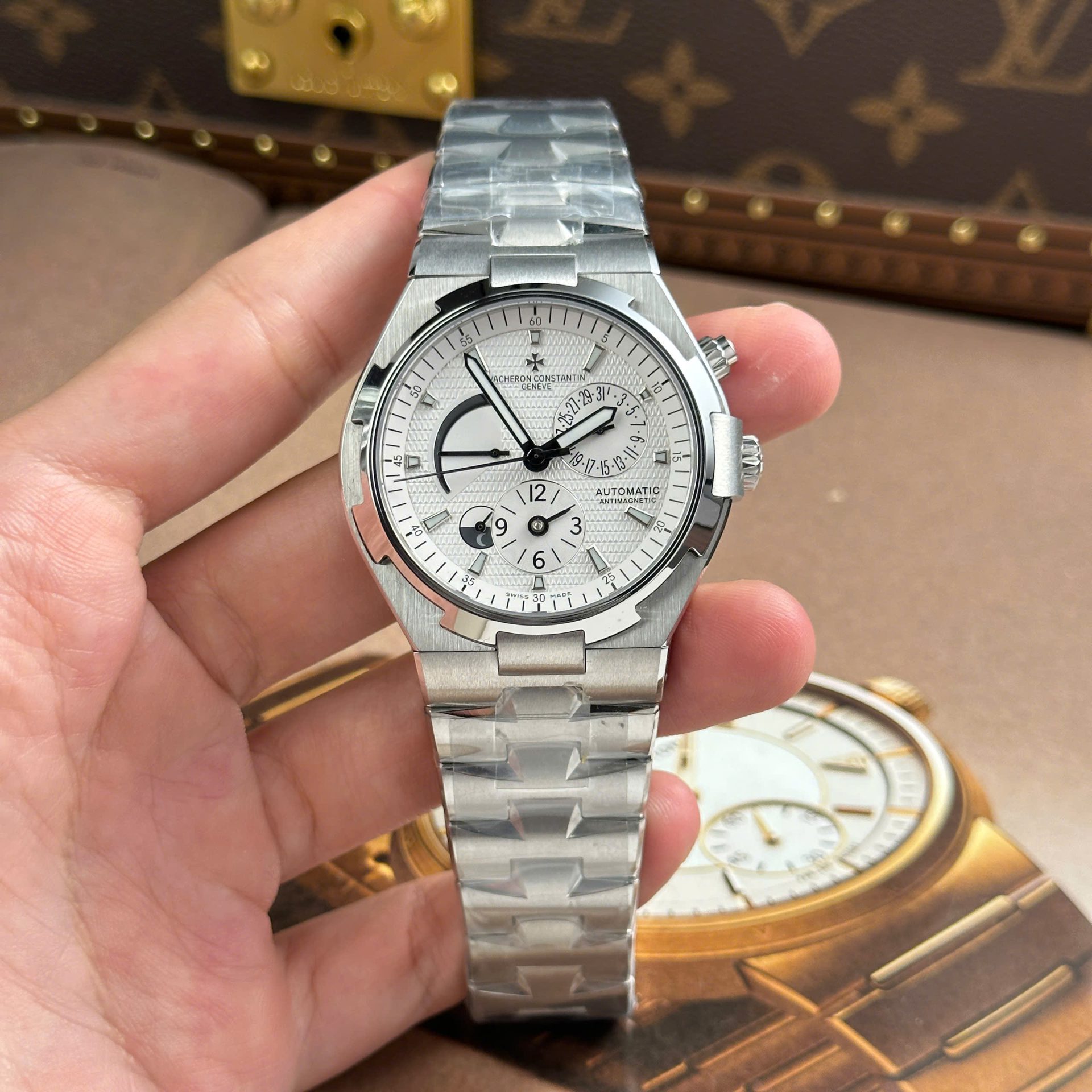 Vacheron Constantin Luxury Imitation Watches Overseas Dual Time 47450 White Dial Metal Wire 9F Factory 42mm