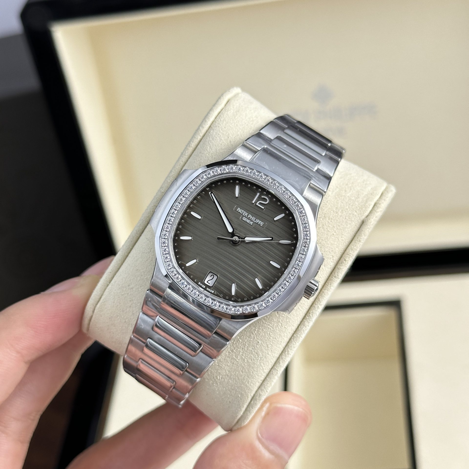 Patek Philippe Replica 1:1 Watch Nautilus 7118 Women s With Stone Gray Dial Factory 3K 35.2mm