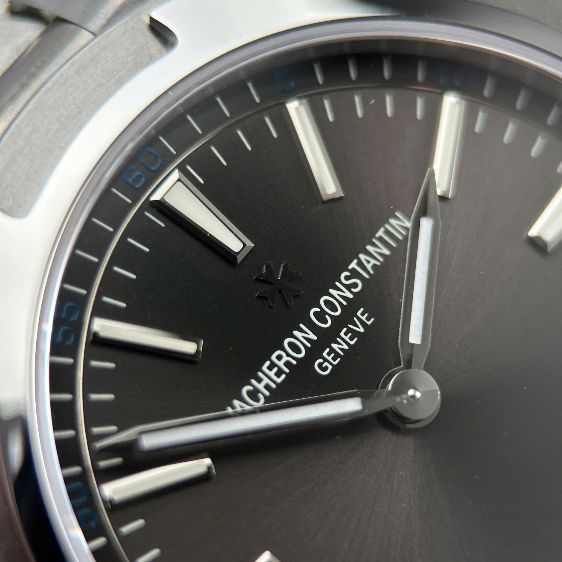 Vacheron Constantin Overseas Ultra-Thin 2000V Imitation Watches Gray Dial Metal Wire 8F Factory 40mm
