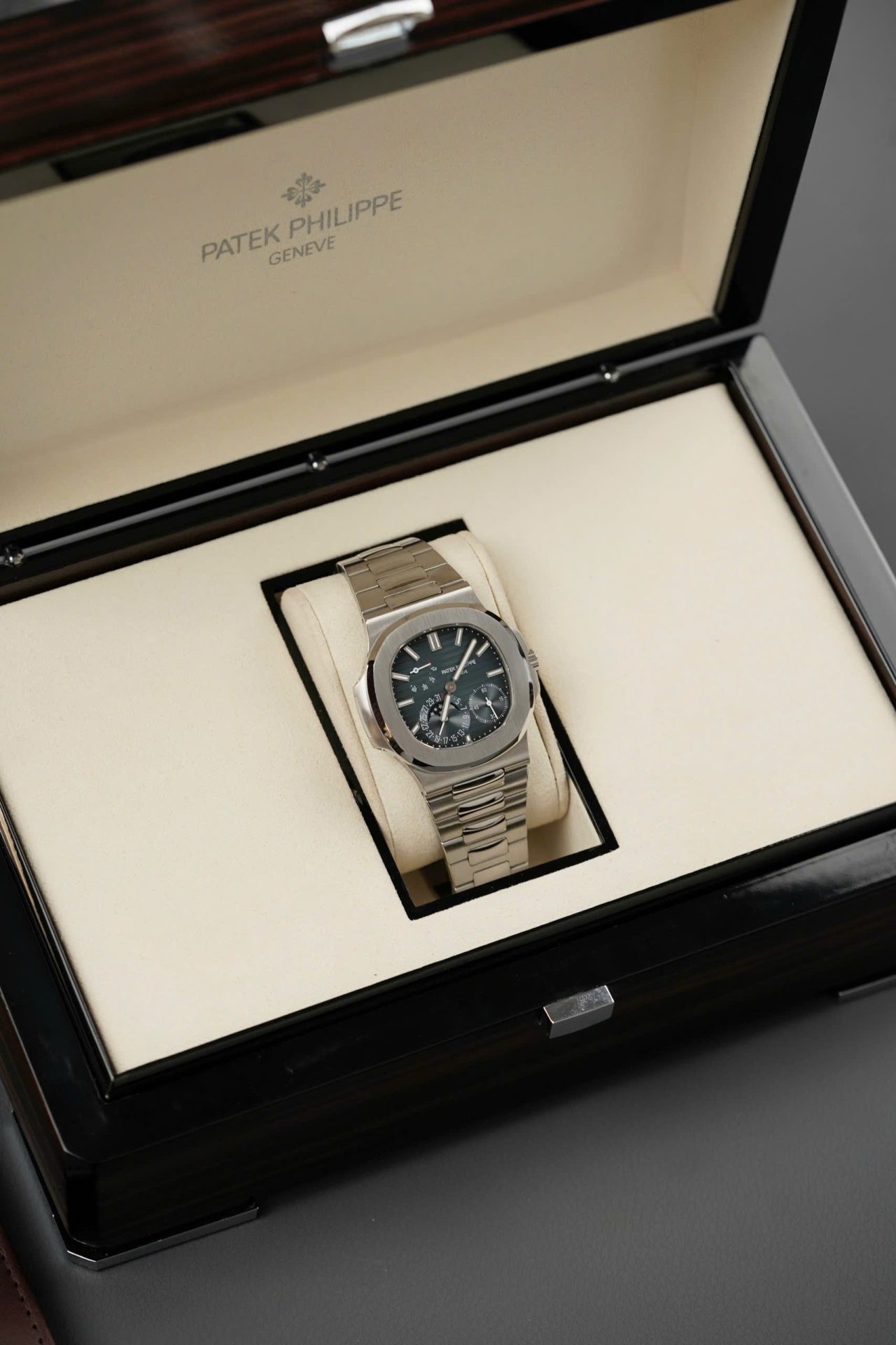 Patek Philippe Best Replica Watches Nautilus 5712 Custom Authentic Details 40mm