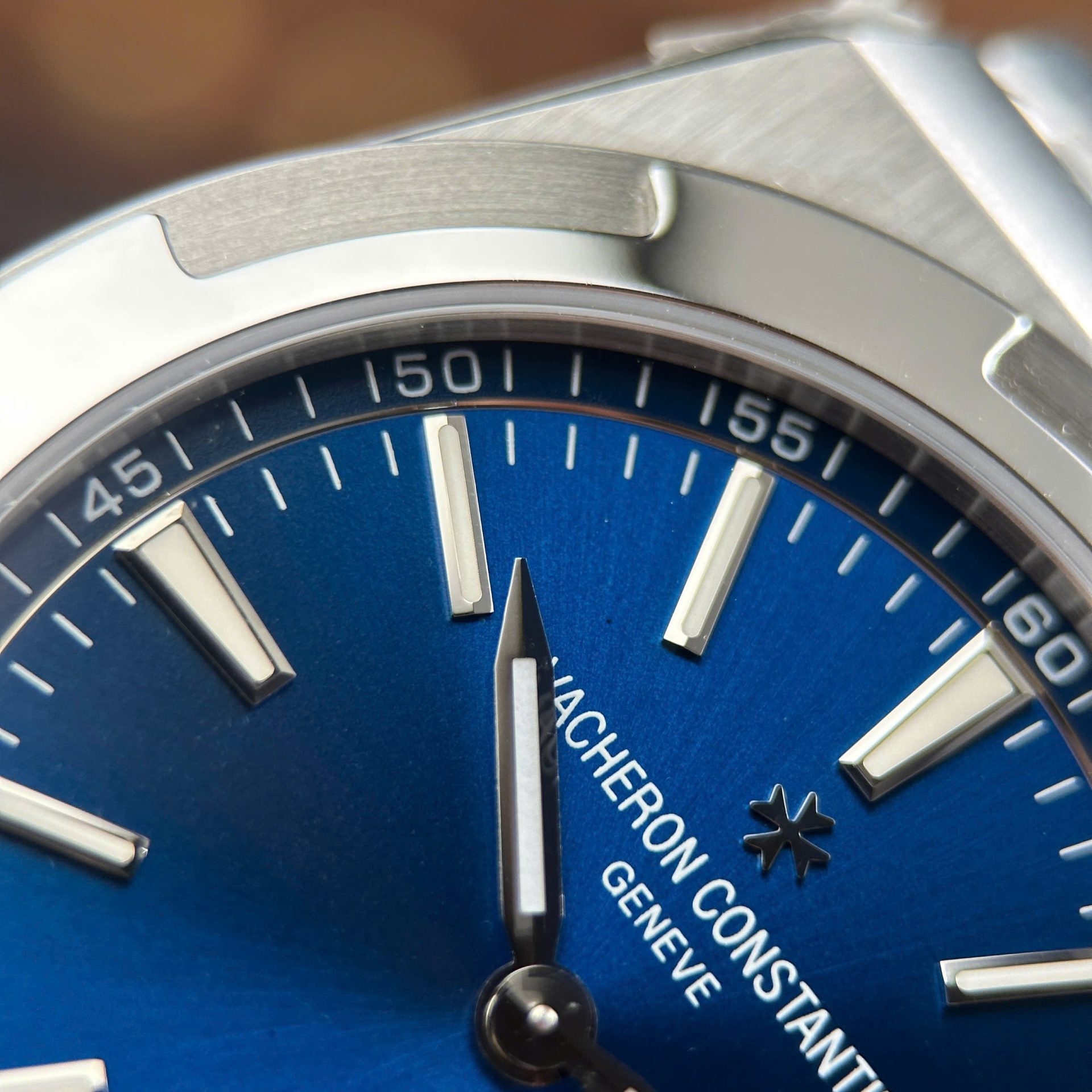 Vacheron Constantin Overseas Ultra-Thin 2000V Luxury Fake Watches Blue Dial Metal Wire 8F Factory 40mm