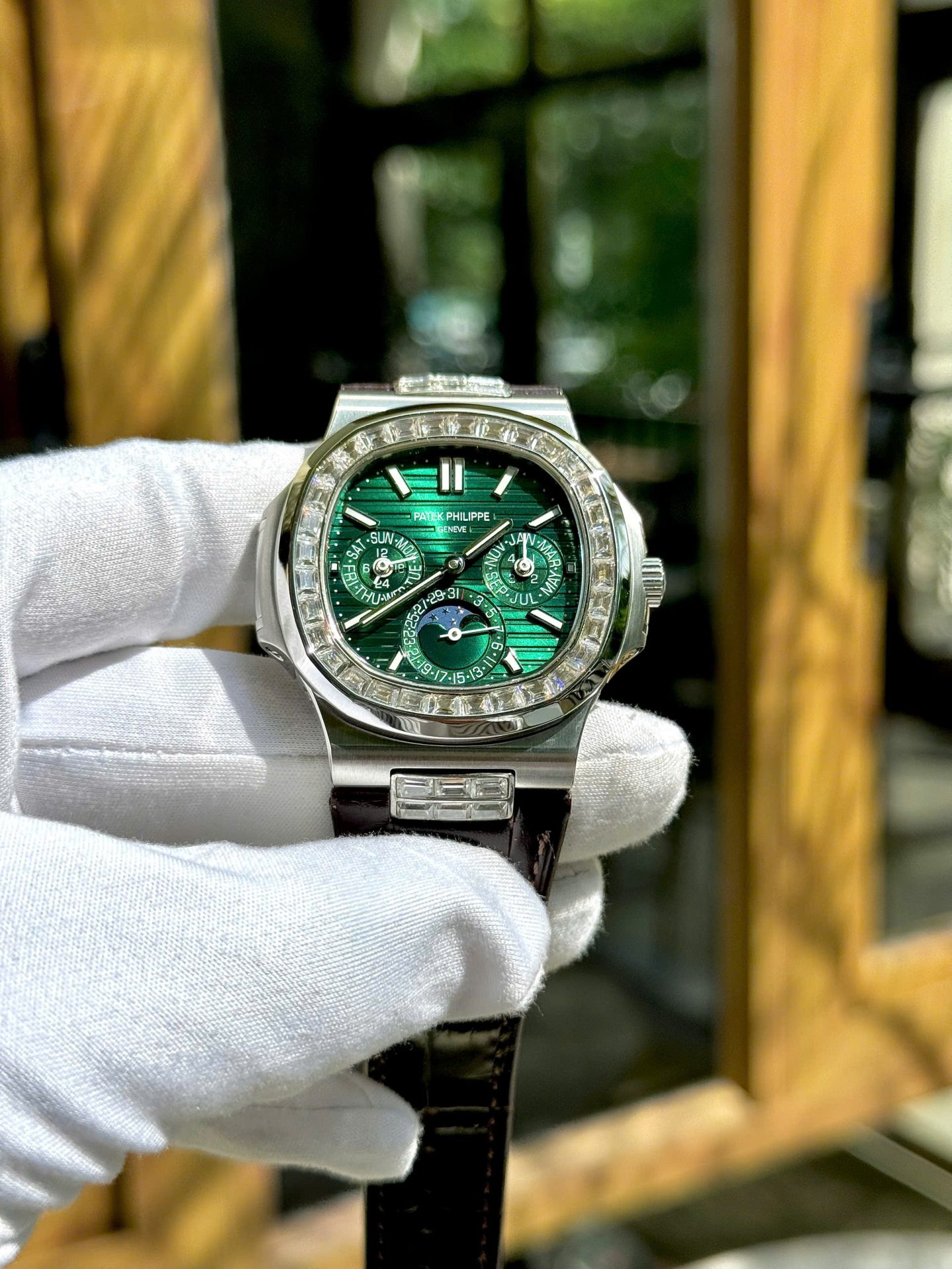 Patek Philippe High End Watch Replicas Nautilus 5740G Diamond   Green Dial Best Quality 40mm