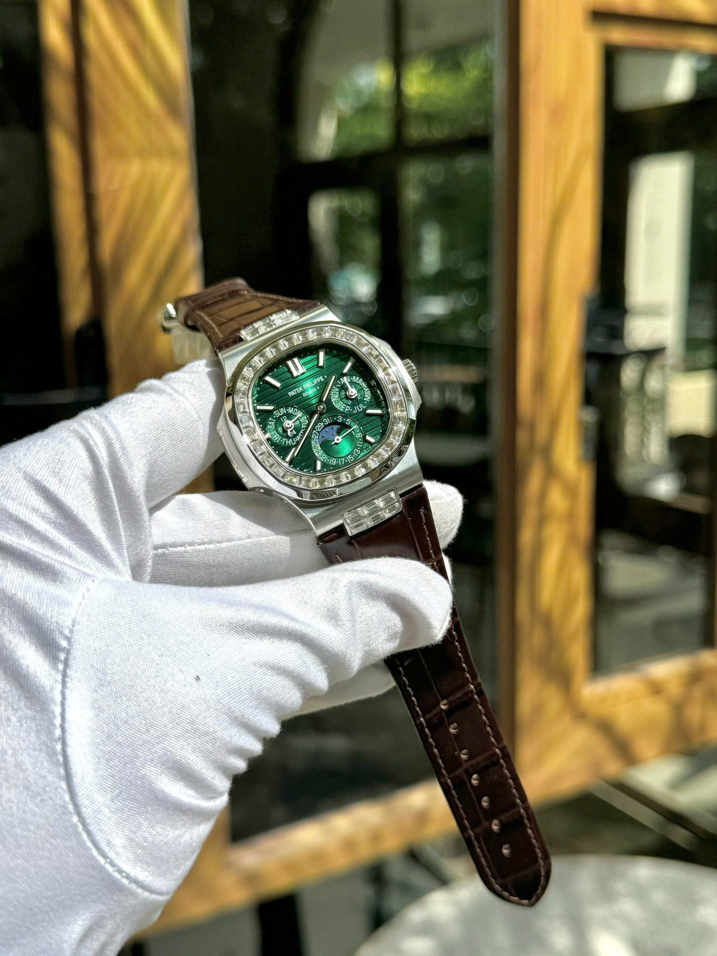 Patek Philippe High End Watch Replicas Nautilus 5740G Diamond   Green Dial Best Quality 40mm
