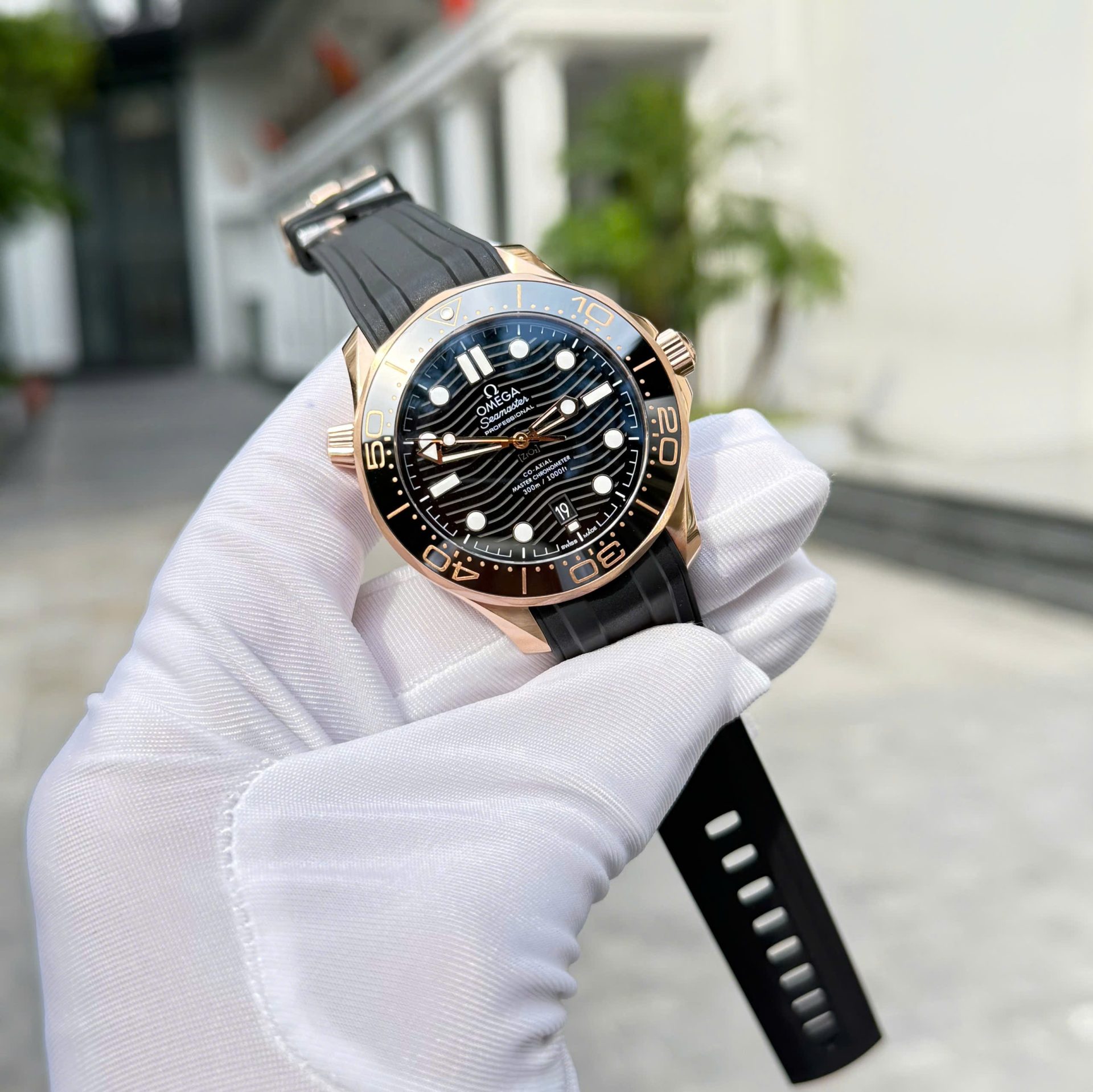 Omega High End Watch Replicas Seamaster Diver 300M Sedna™ Black Rubber Strap VS Factory 42mm