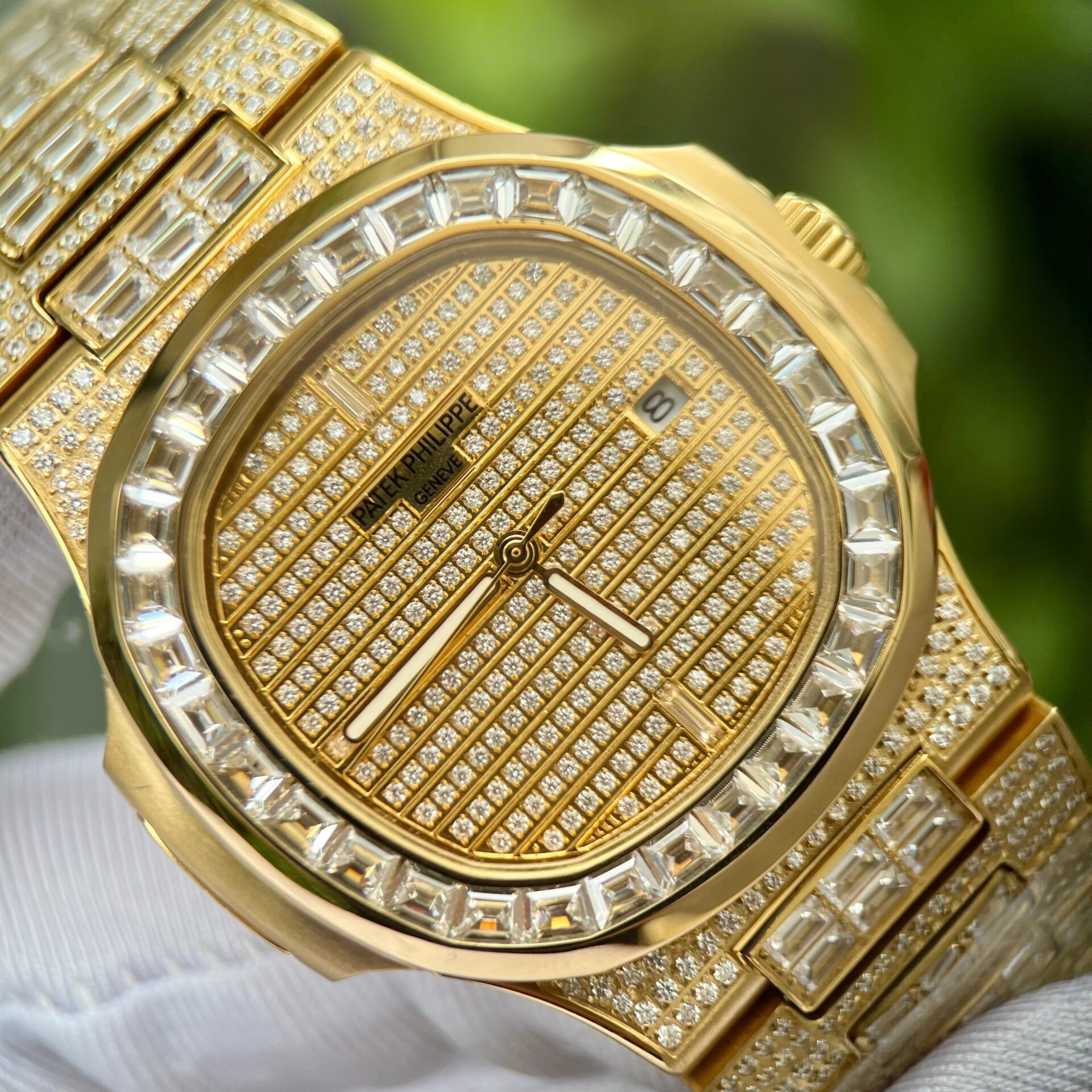 Patek Philippe Nautilus 5719 Replica 1:1 Watch With Full Stone Yellow Gold Plated 3K 40mm