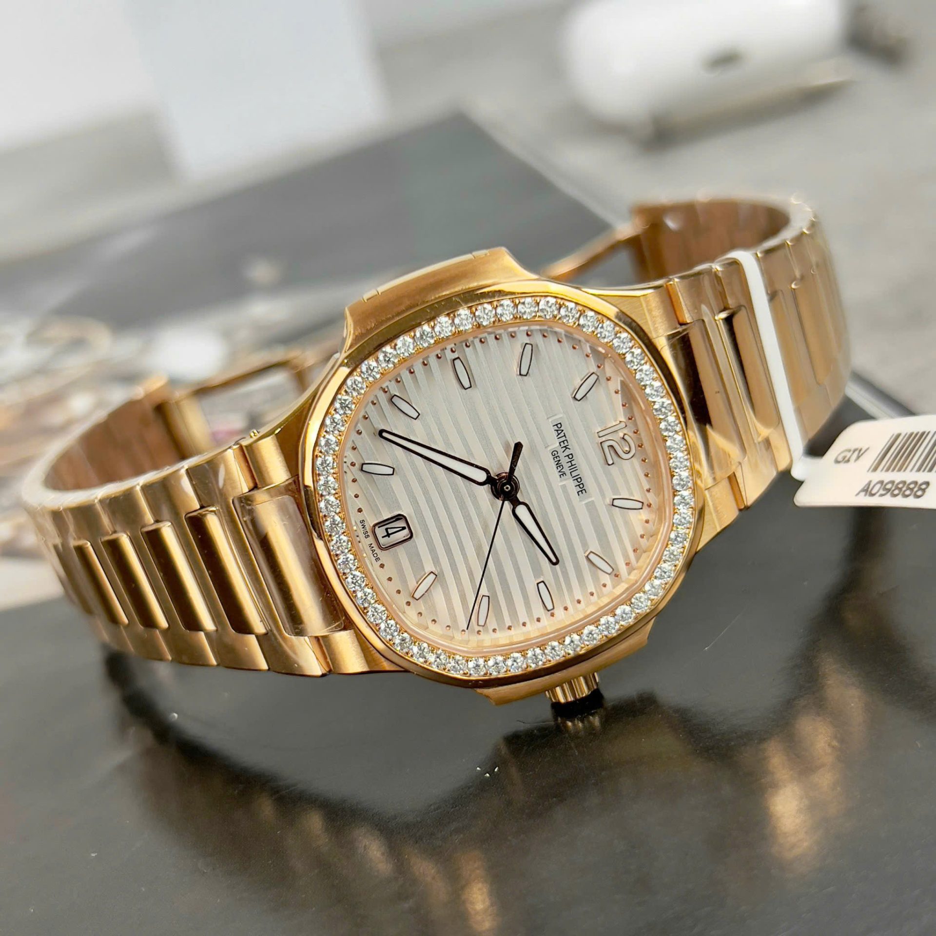 Patek Philippe Nautilus 7118 Best Replica Watches White Dial Bezel Moissanite Diamonds 35.2mm