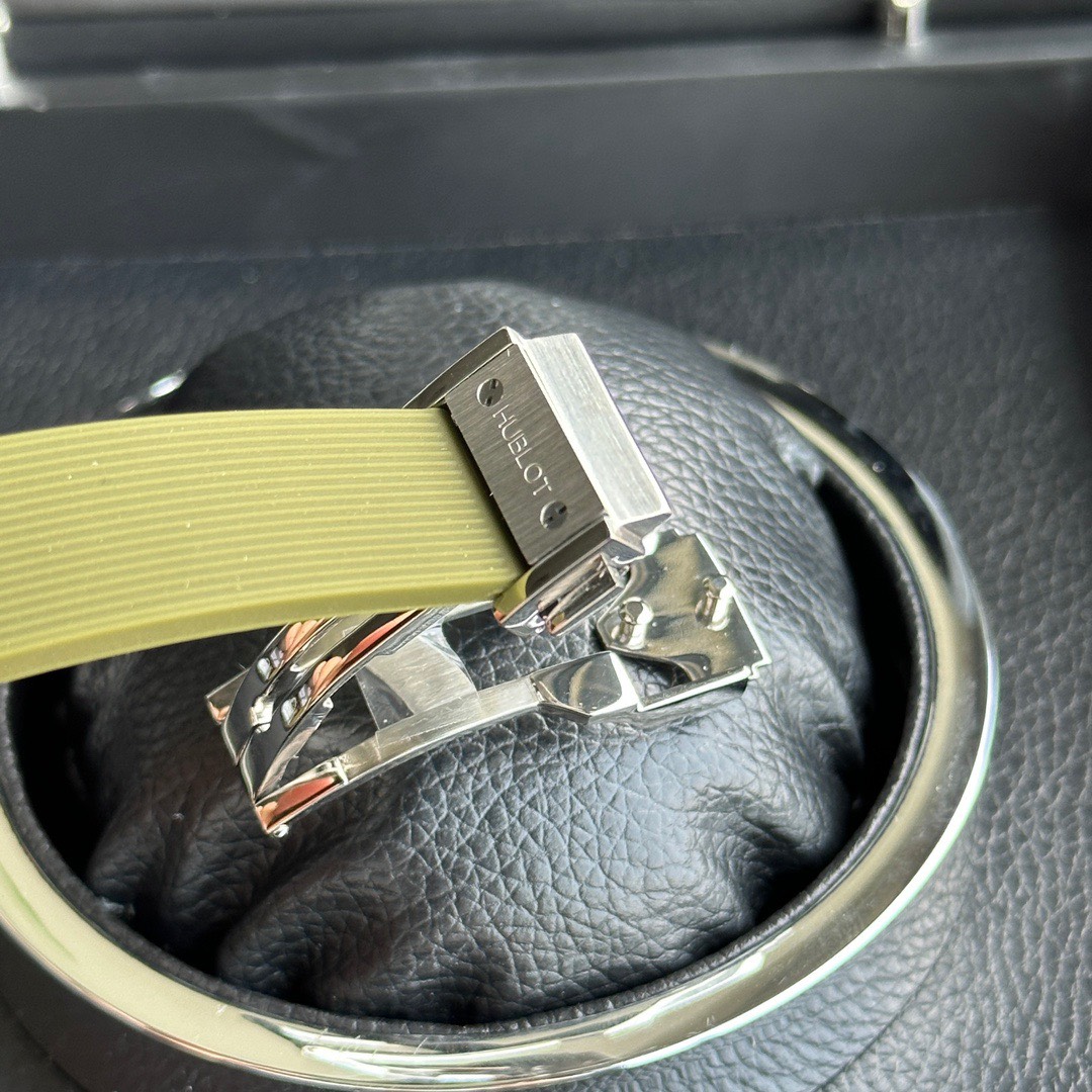 Hublot Replica 1:1 Watch Classic Fusion Women s Green With Diamond 33mm
