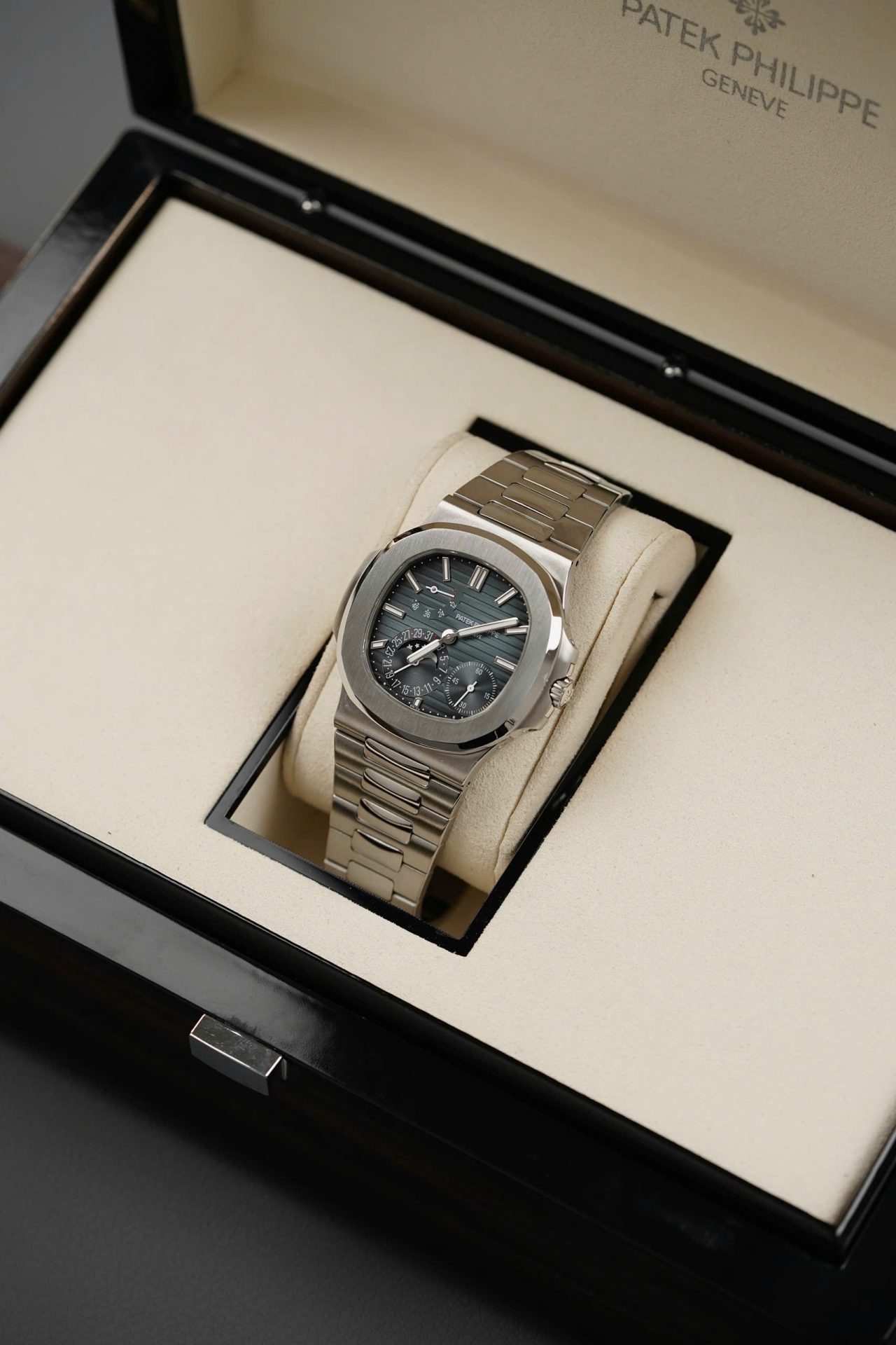 Patek Philippe Best Replica Watches Nautilus 5712 Custom Authentic Details 40mm